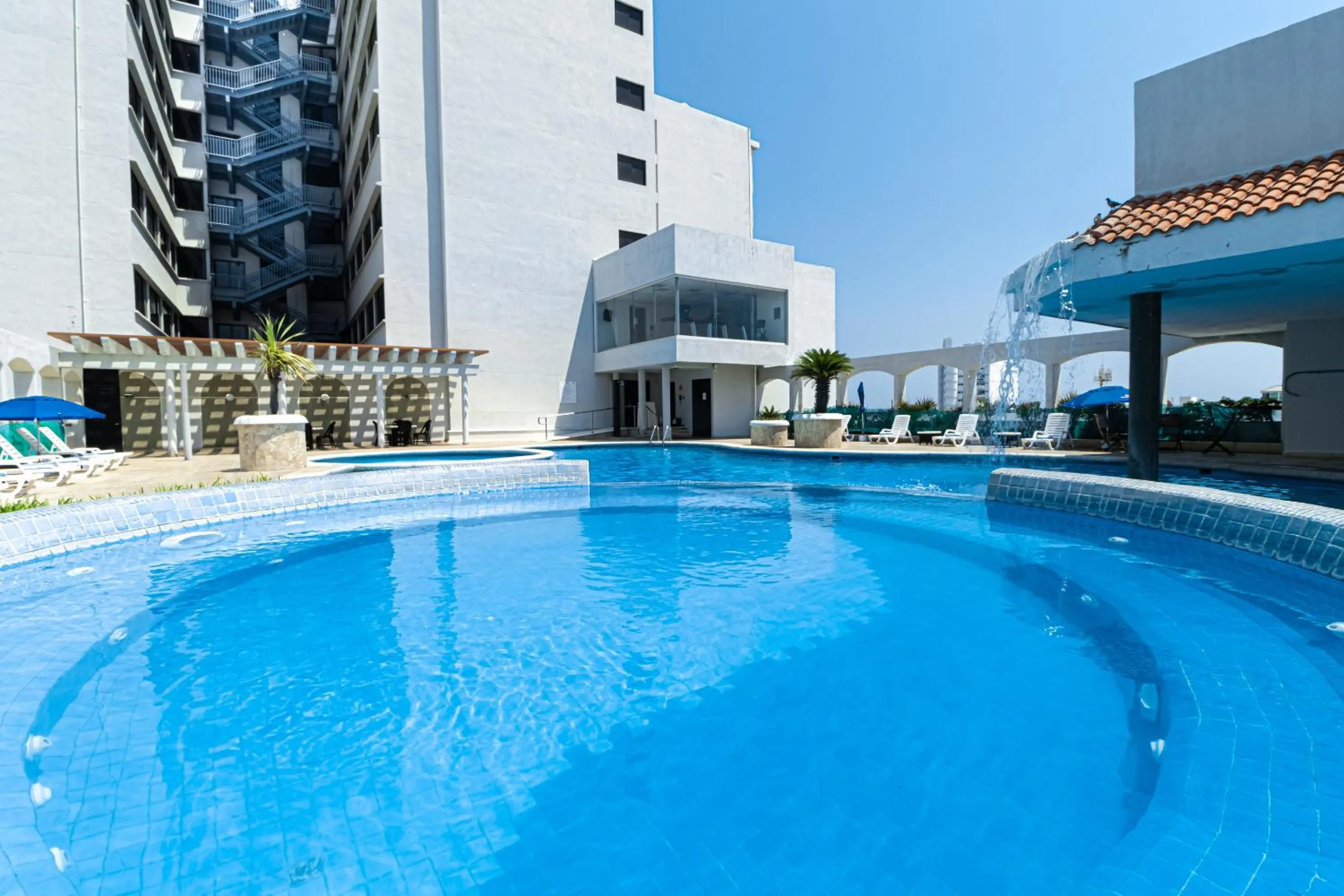 Swimming pool in DoubleTree by Hilton Veracruz