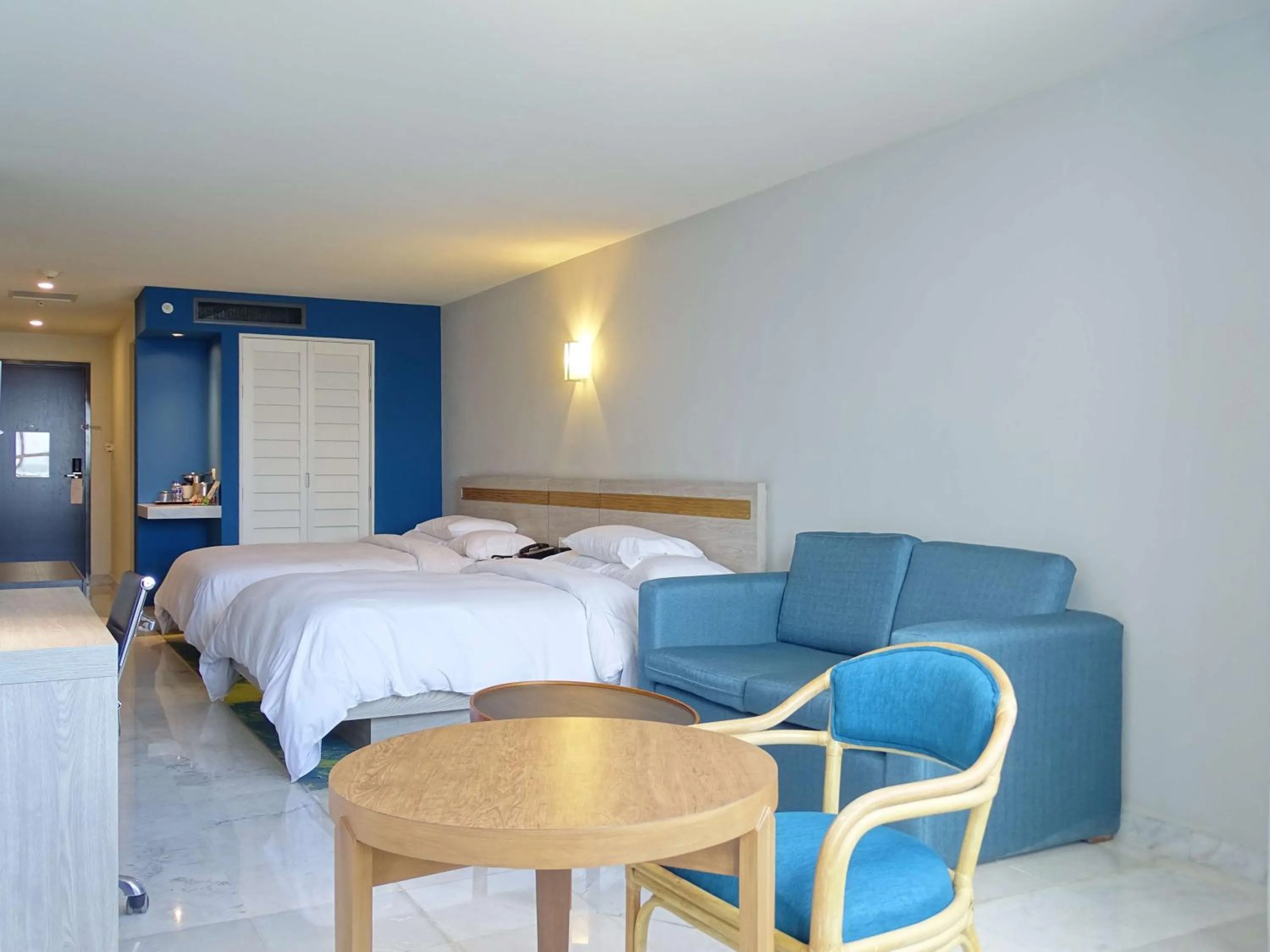 Living room, Bed in DoubleTree by Hilton Veracruz