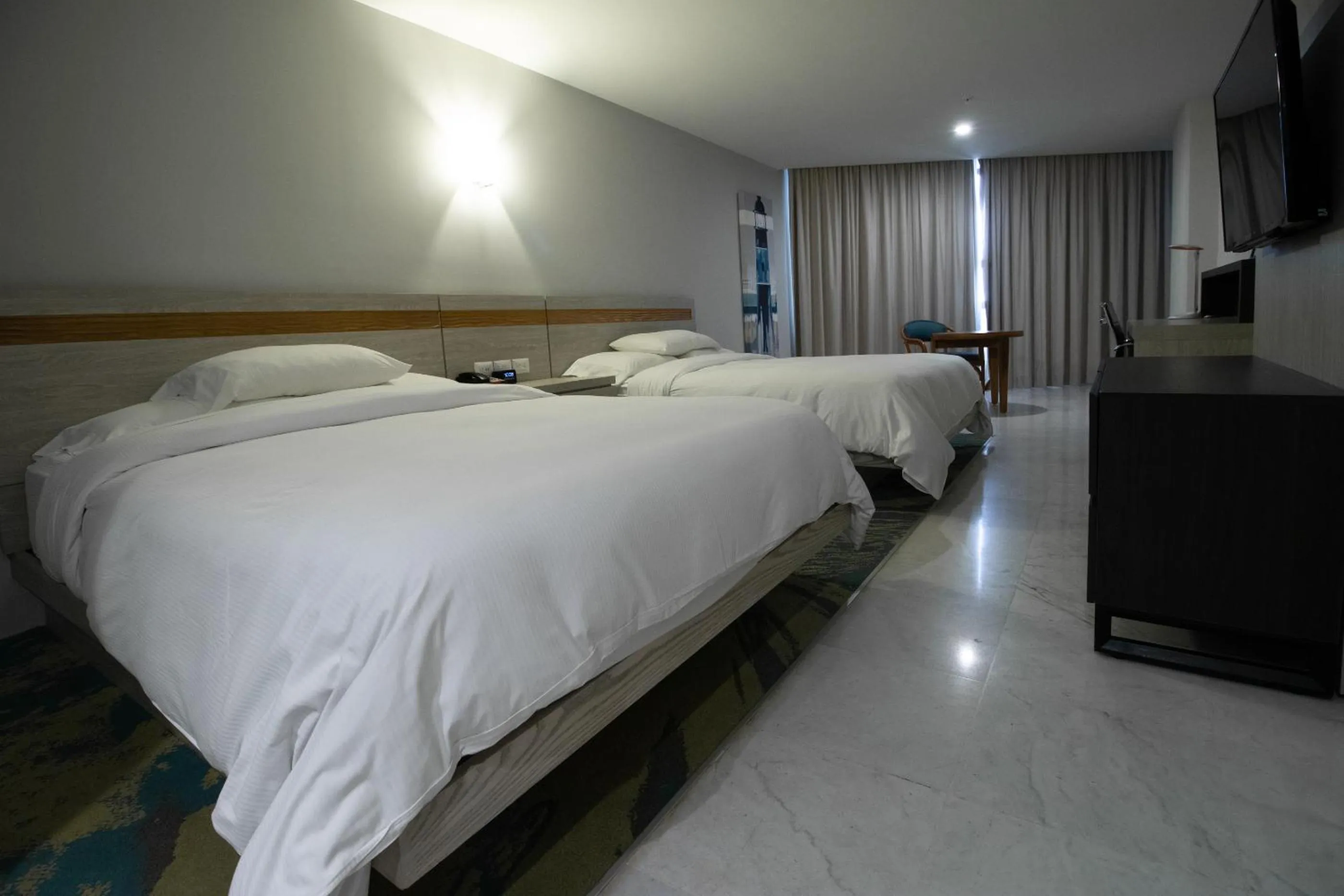 Photo of the whole room, Bed in DoubleTree by Hilton Veracruz