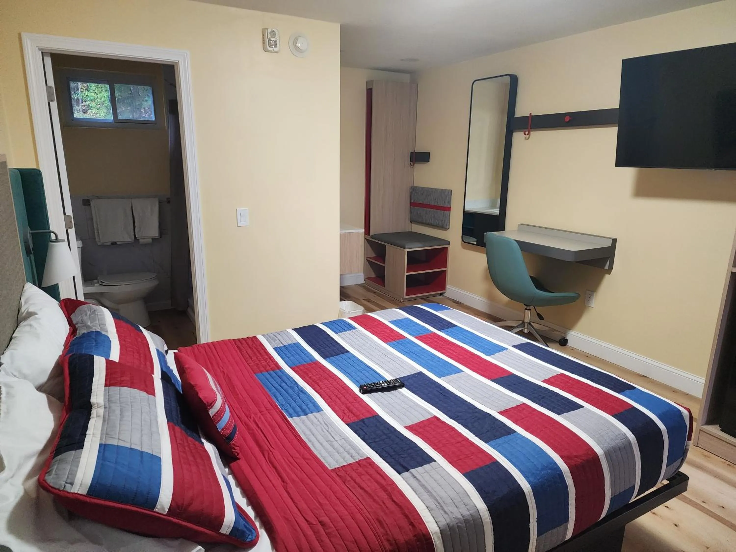 Photo of the whole room, Bed in Americas Best Value Inn Providence-North Scituate