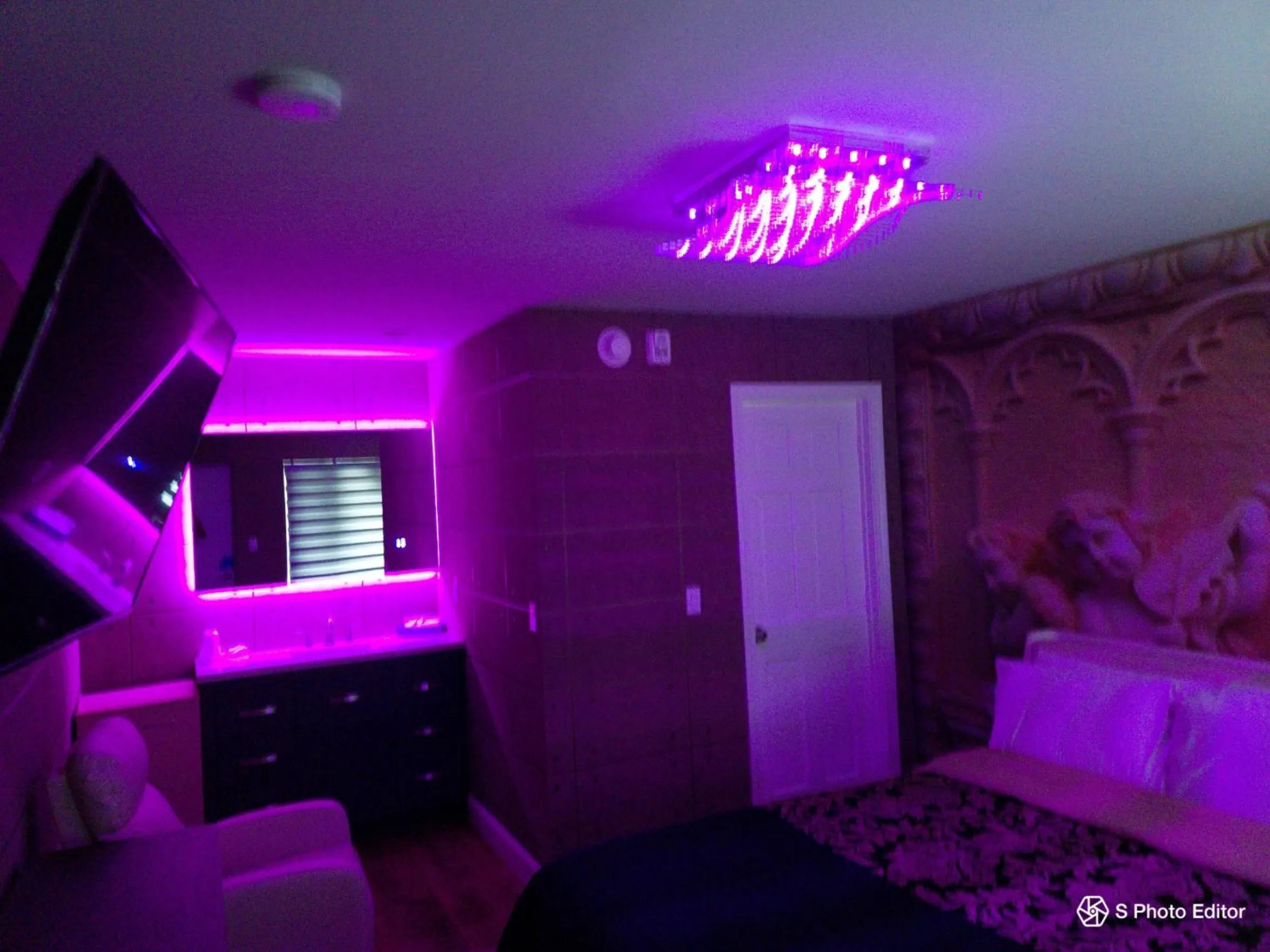 Bed in Americas Best Value Inn Providence-North Scituate