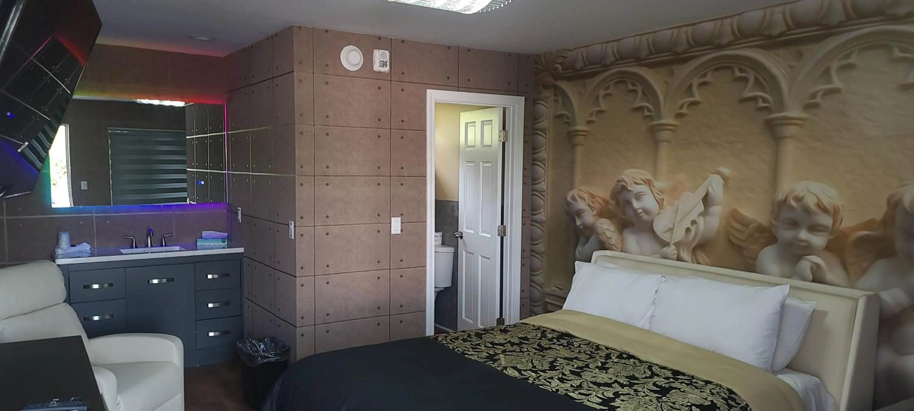 Photo of the whole room, Bed in Americas Best Value Inn Providence-North Scituate