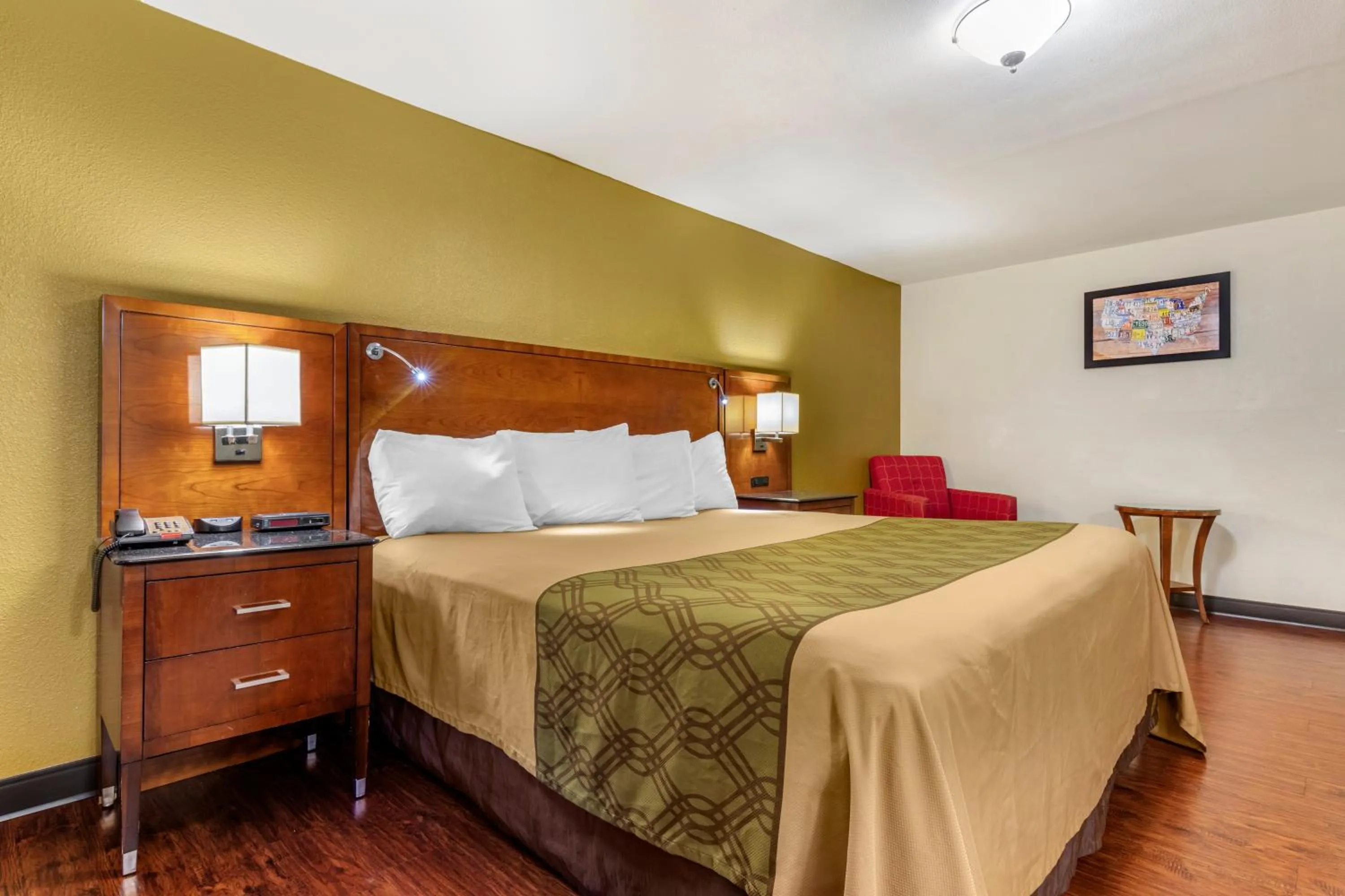 Bed in Rose City Inn & Suites