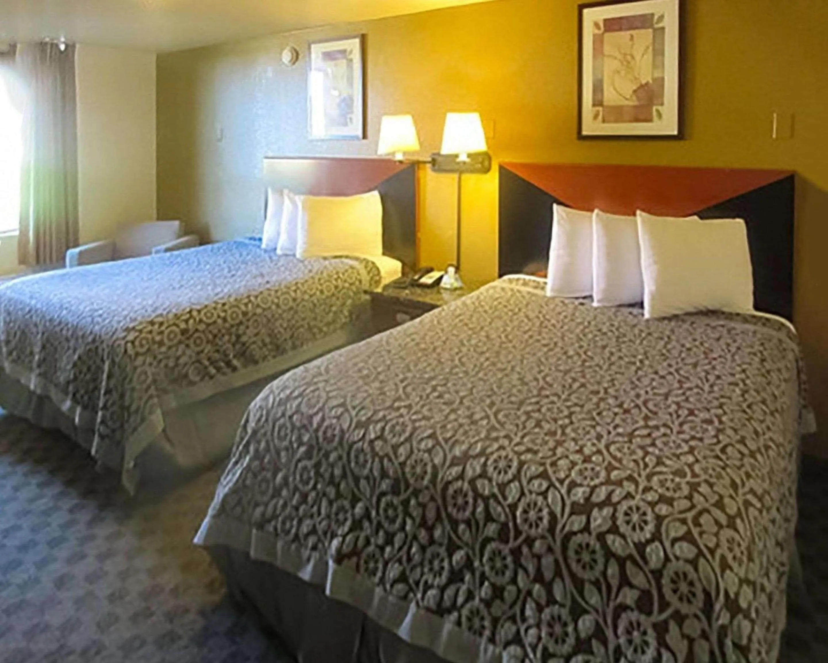 Photo of the whole room, Bed in Rose City Inn & Suites