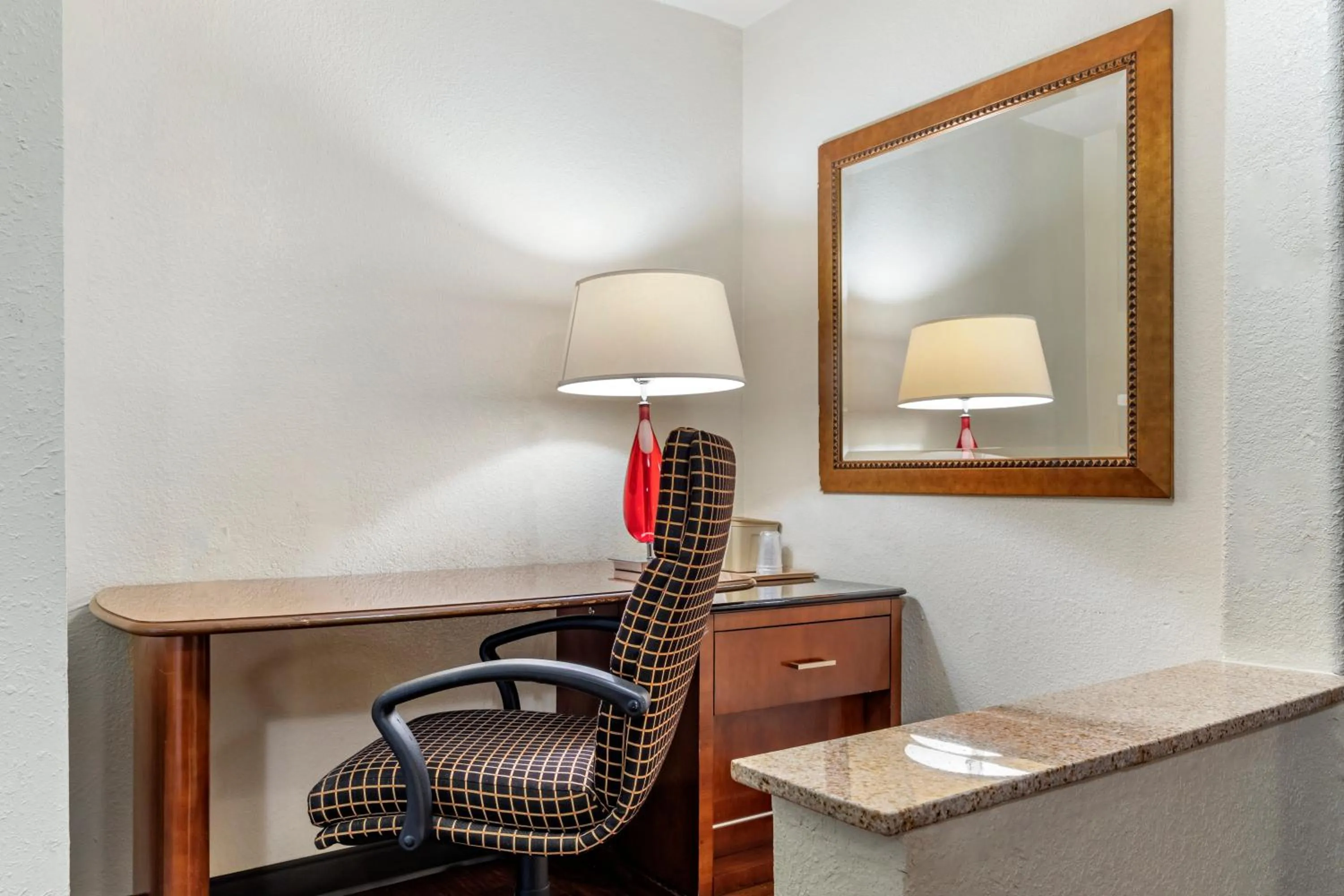 Rose City Inn & Suites