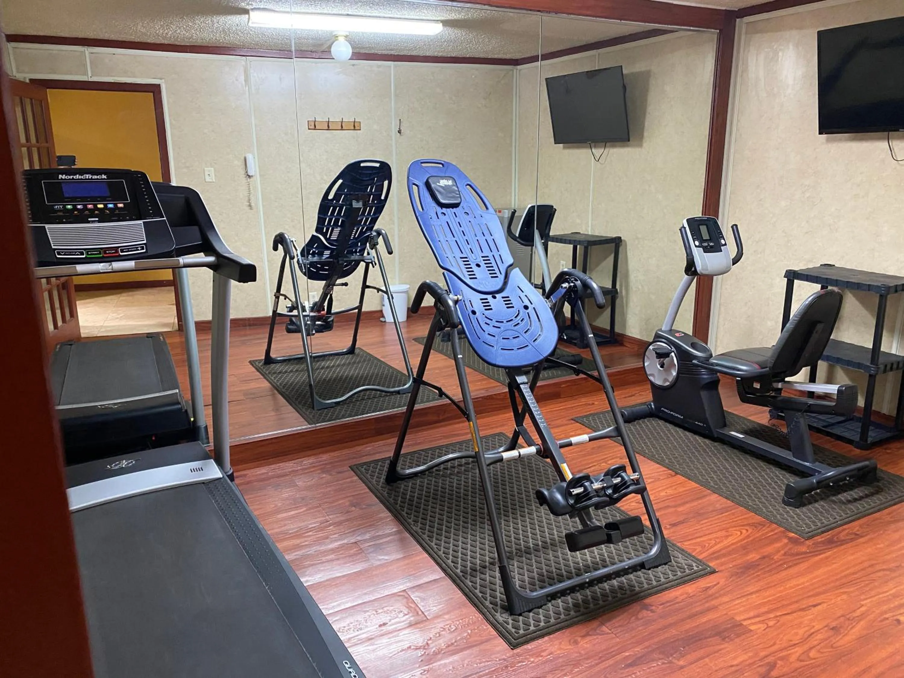 Fitness centre/facilities in Rose City Inn & Suites