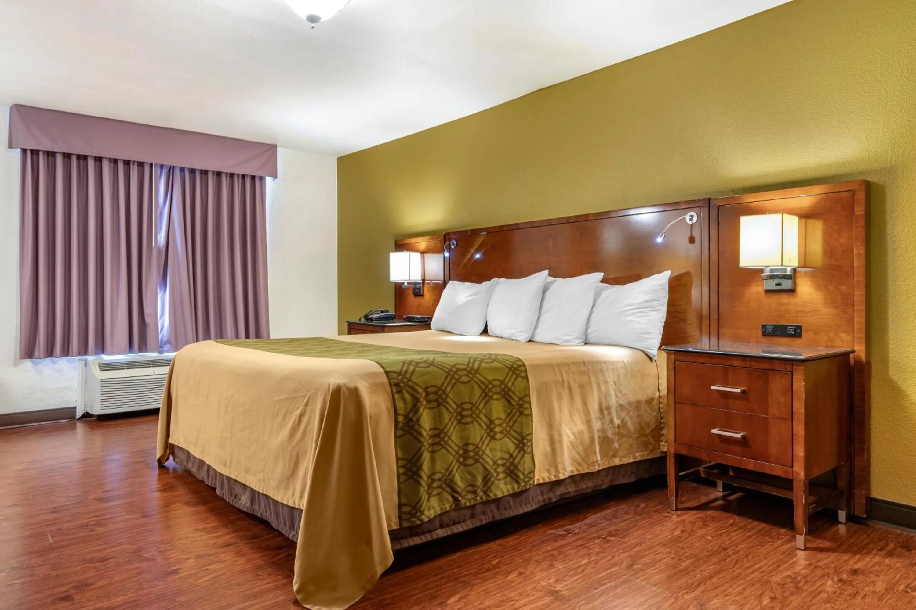 Bed in Rose City Inn & Suites