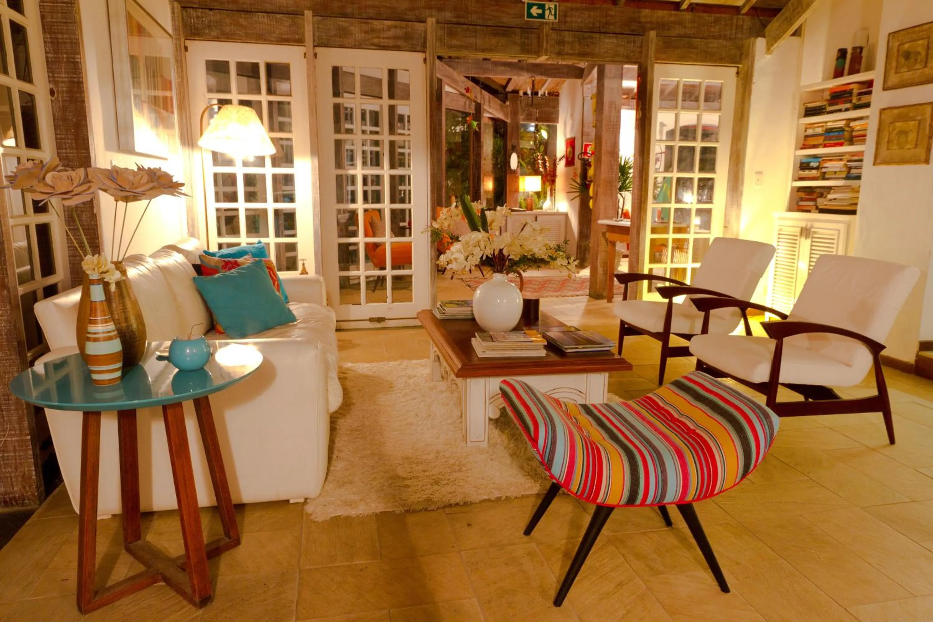 Communal lounge/ TV room in Pousada Canto do Camburi