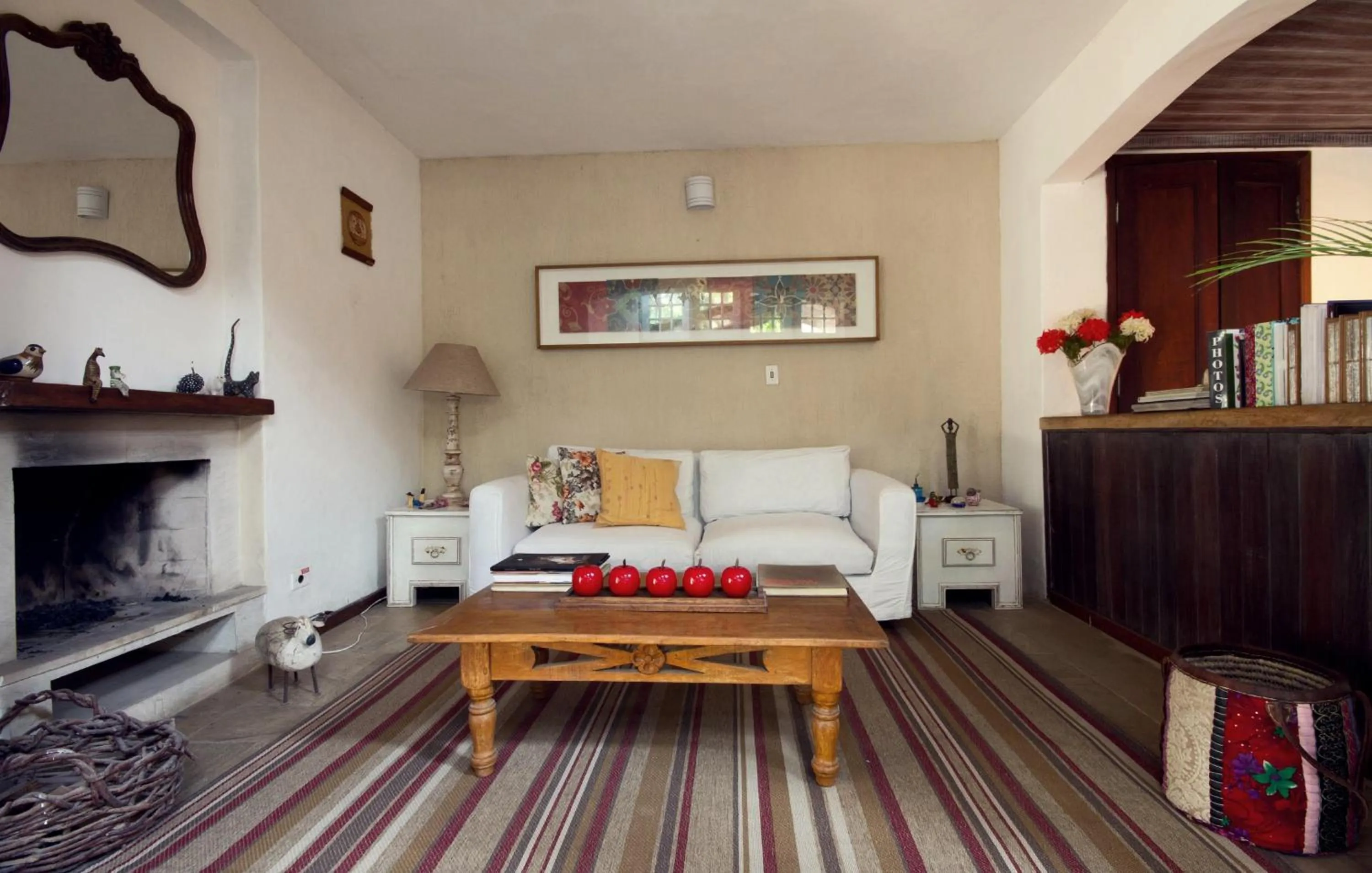 Communal lounge/ TV room in Pousada Canto do Camburi