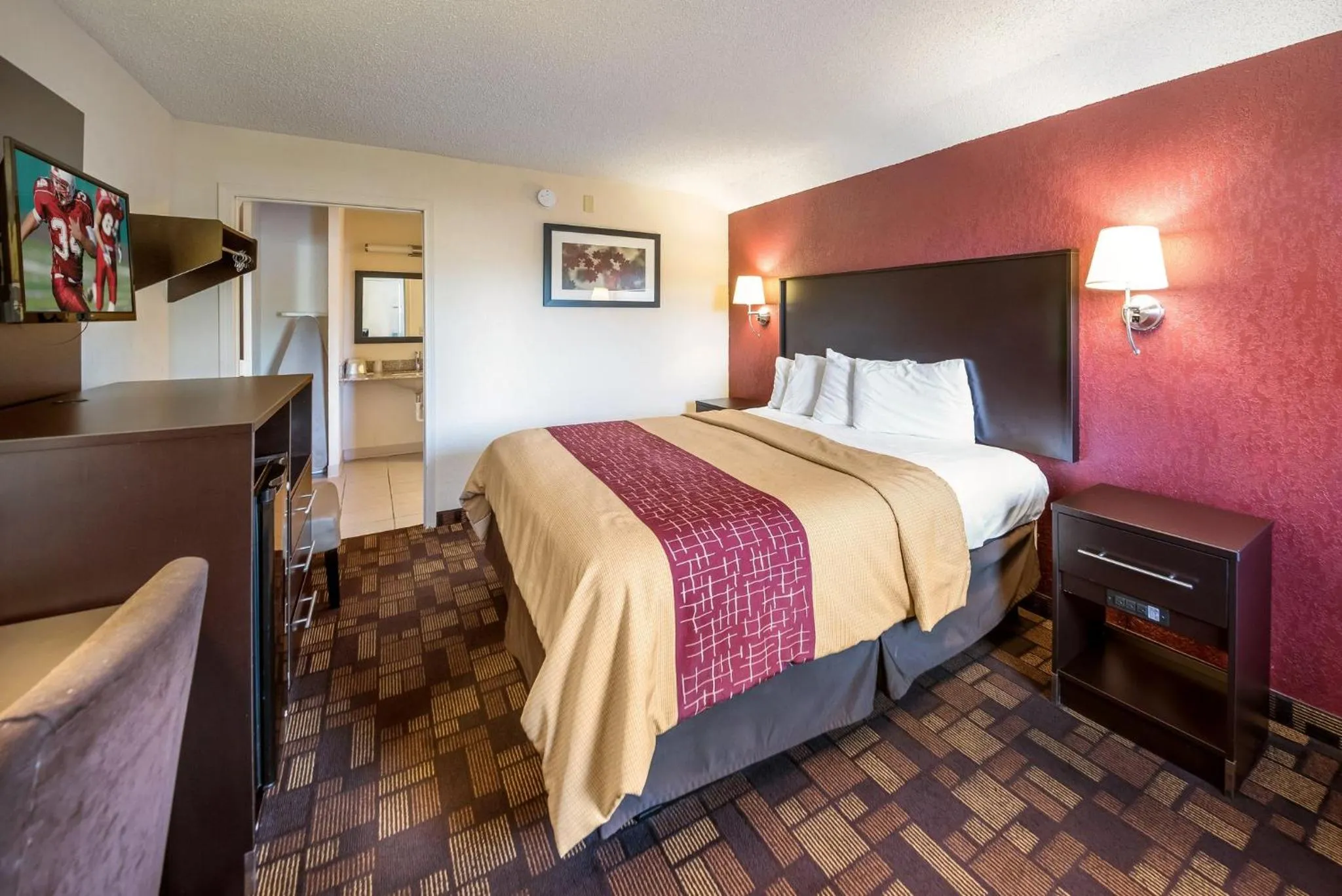 Photo of the whole room, Bed in Red Roof Inn Anderson, IN