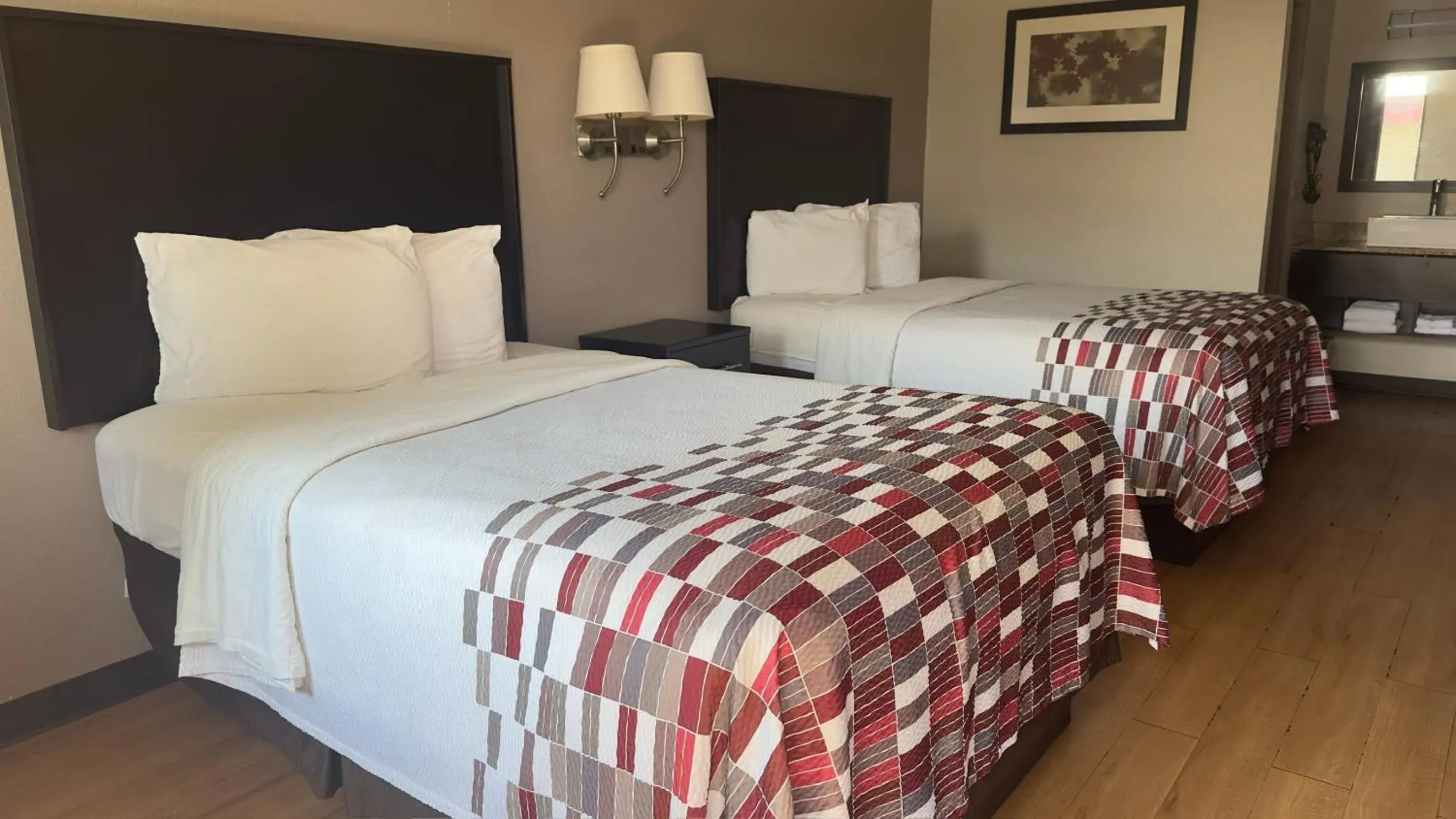 Bed in Red Roof Inn Anderson, IN Bed in Red Roof Inn Anderson, IN