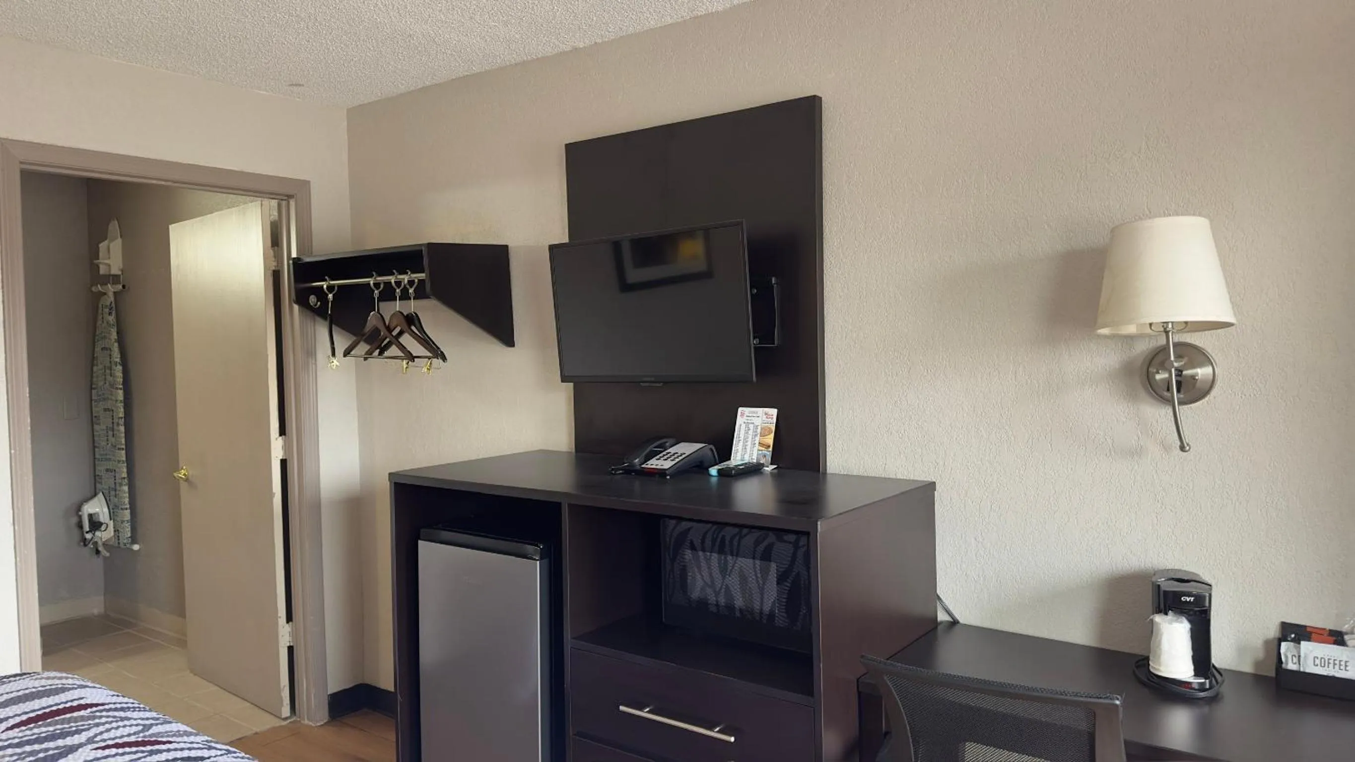 TV and multimedia, Bed in Red Roof Inn Anderson, IN