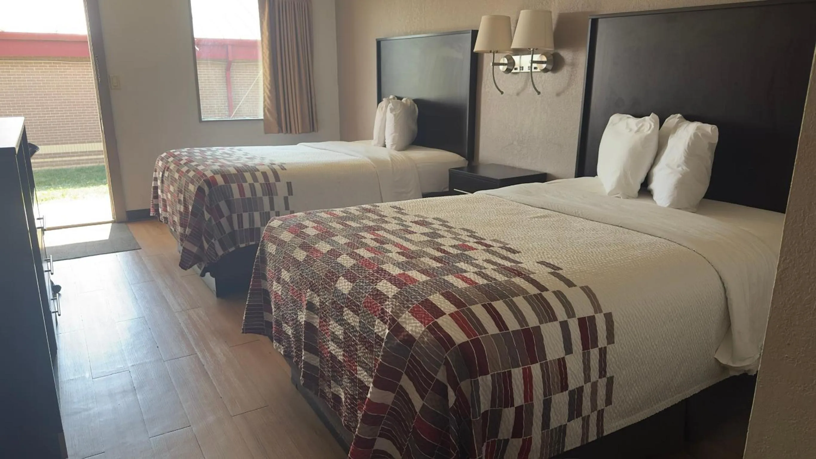 Bed in Red Roof Inn Anderson, IN