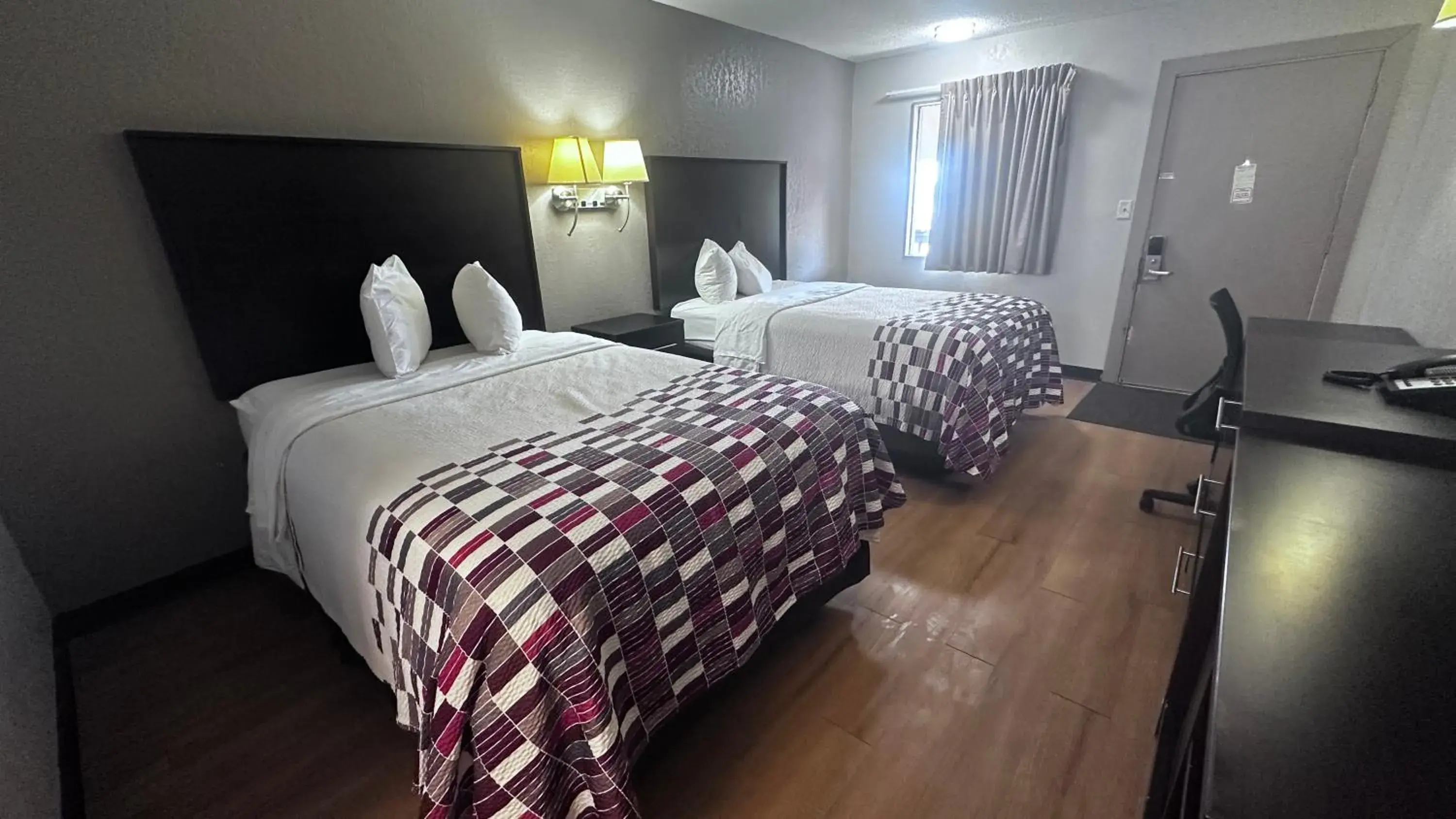 Bed in Red Roof Inn Anderson, IN Bed in Red Roof Inn Anderson, IN