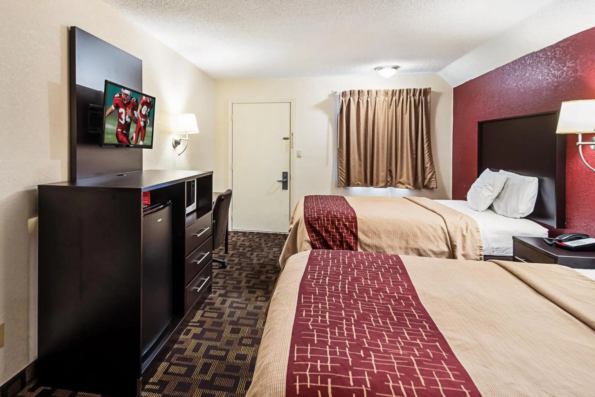 Bedroom, Bed in Red Roof Inn Anderson, IN