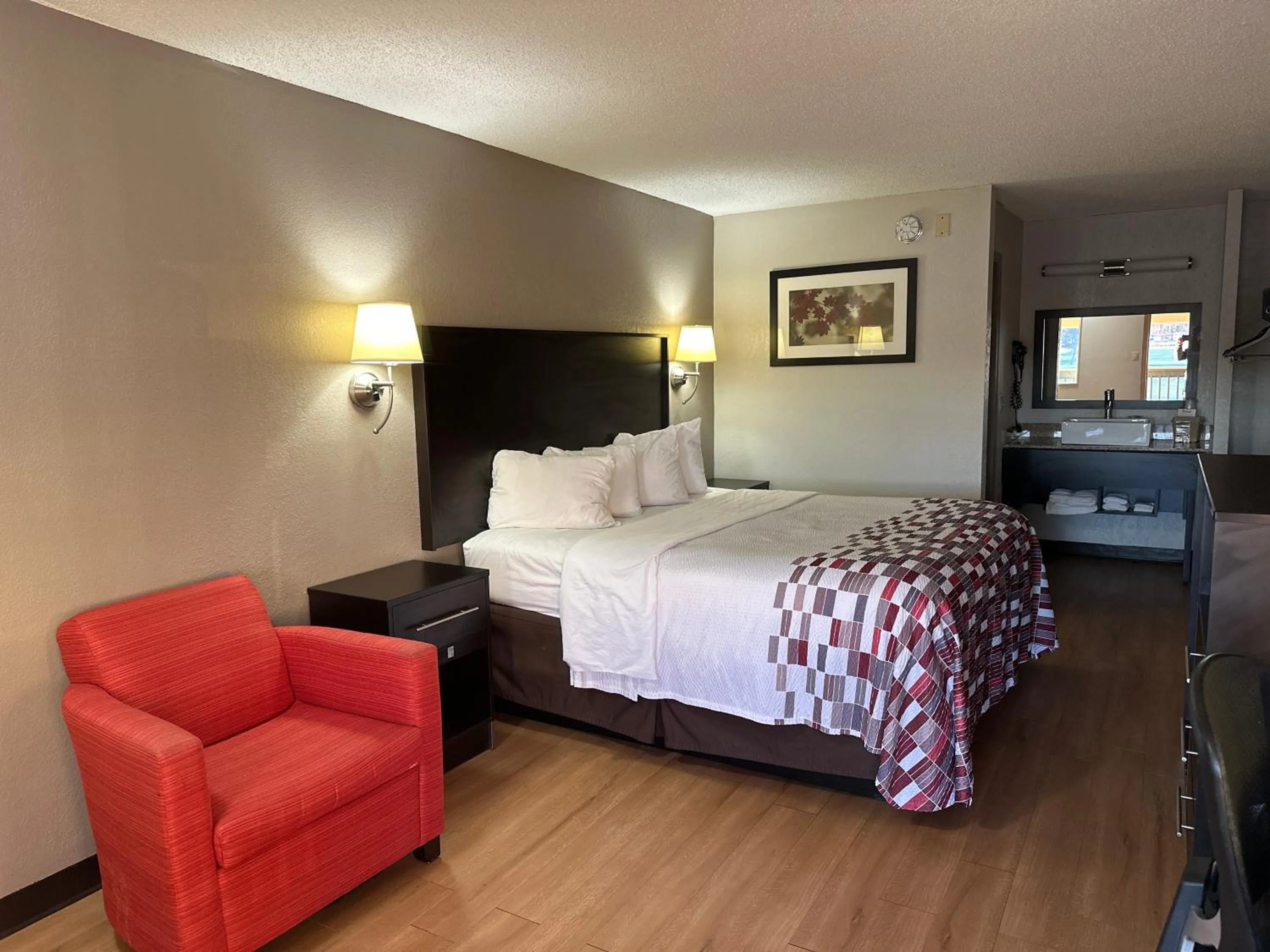 Bedroom, Bed in Red Roof Inn Anderson, IN