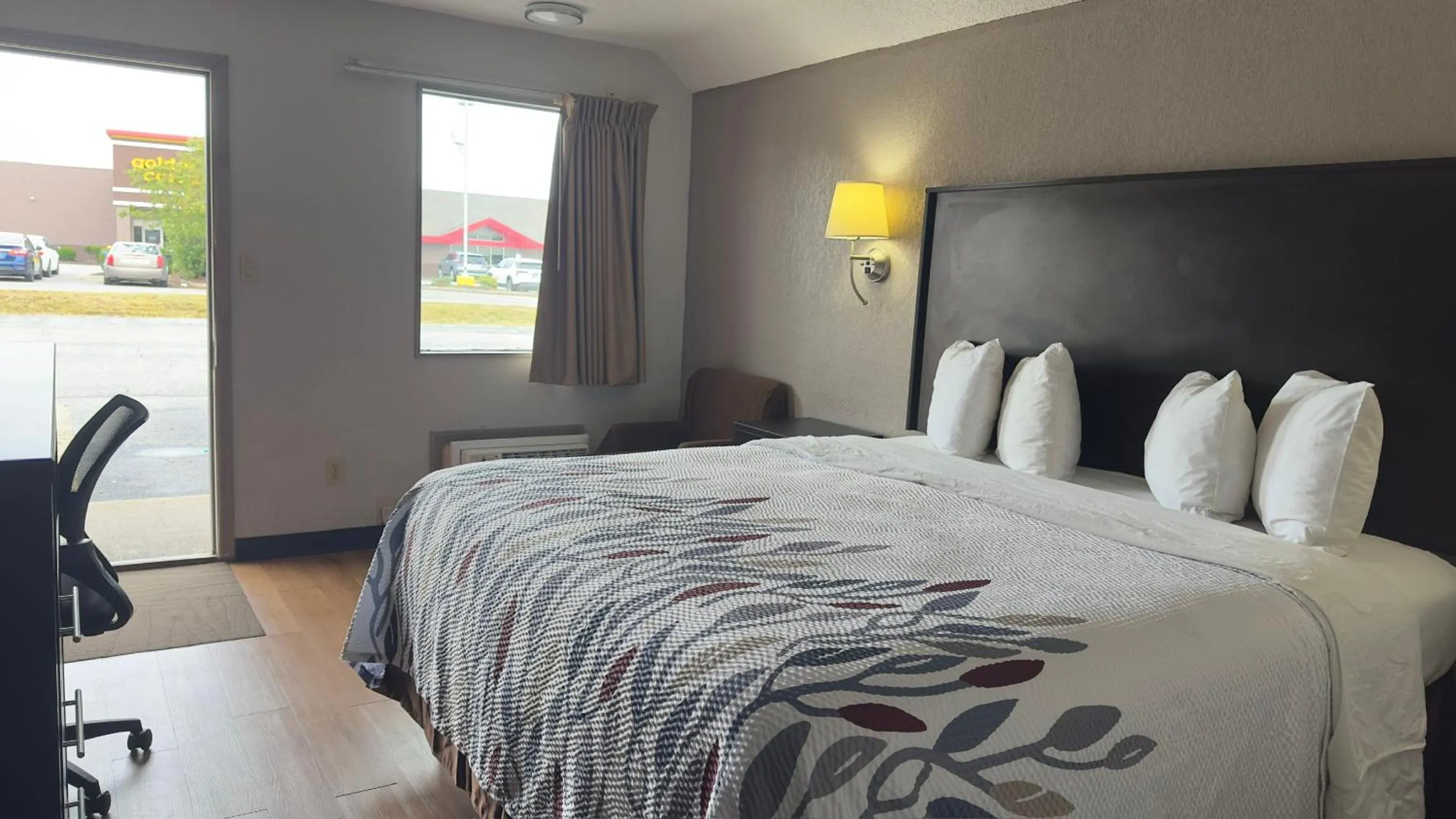 Bed in Red Roof Inn Anderson, IN