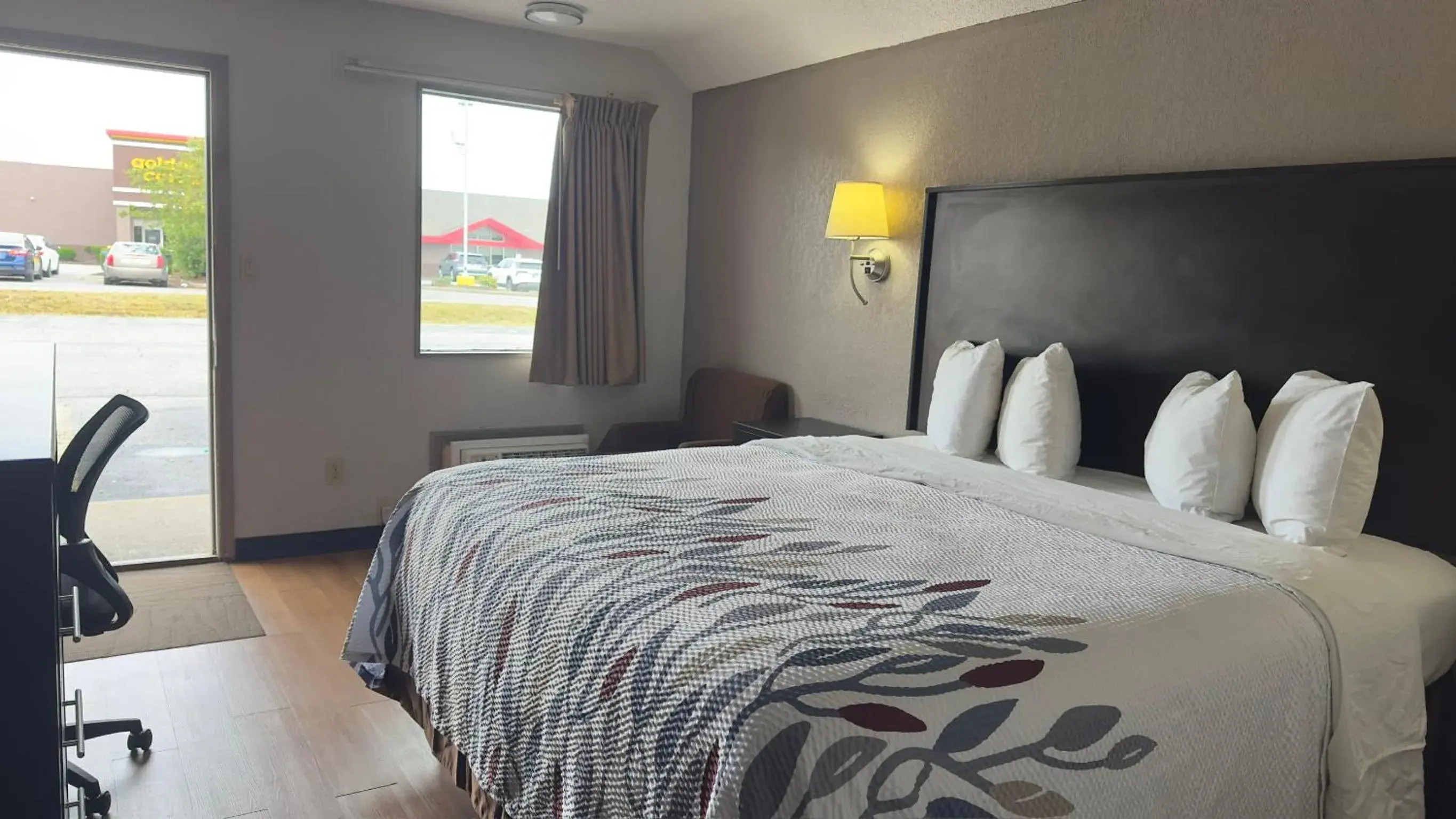 Bed in Red Roof Inn Anderson, IN Bed in Red Roof Inn Anderson, IN