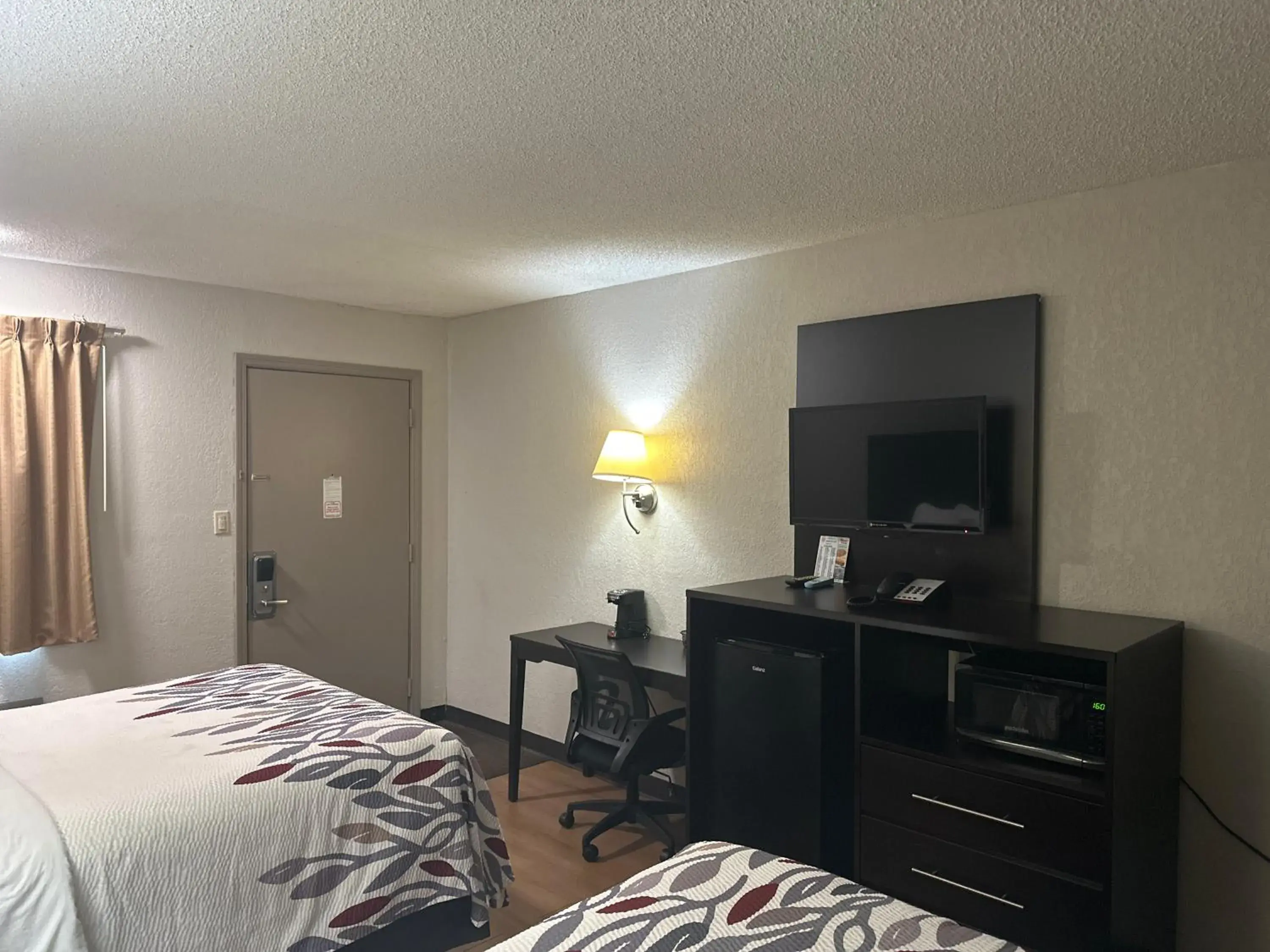 Bed in Red Roof Inn Anderson, IN Bed in Red Roof Inn Anderson, IN