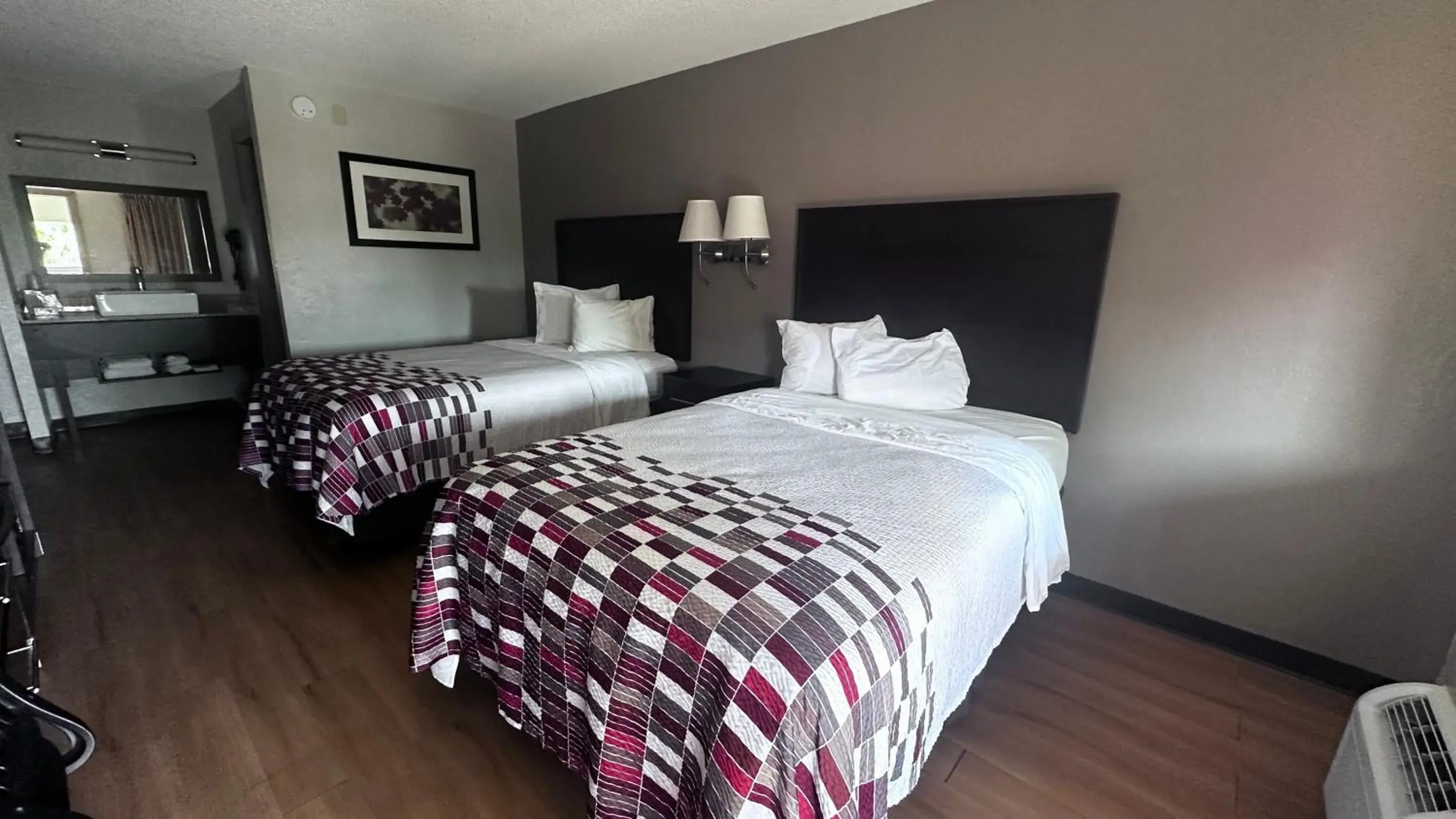 Bed in Red Roof Inn Anderson, IN Bed in Red Roof Inn Anderson, IN