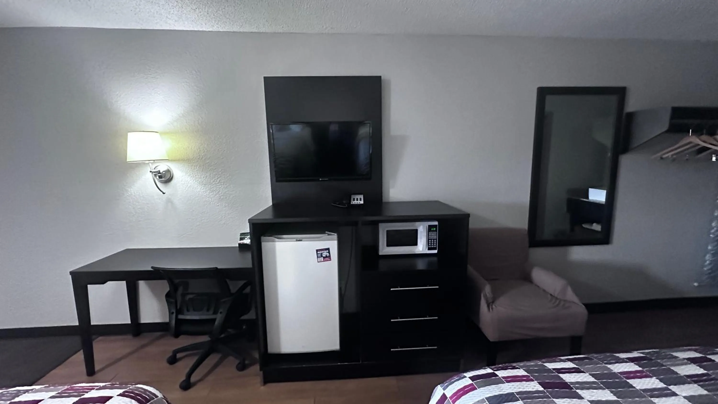 Bed in Red Roof Inn Anderson, IN