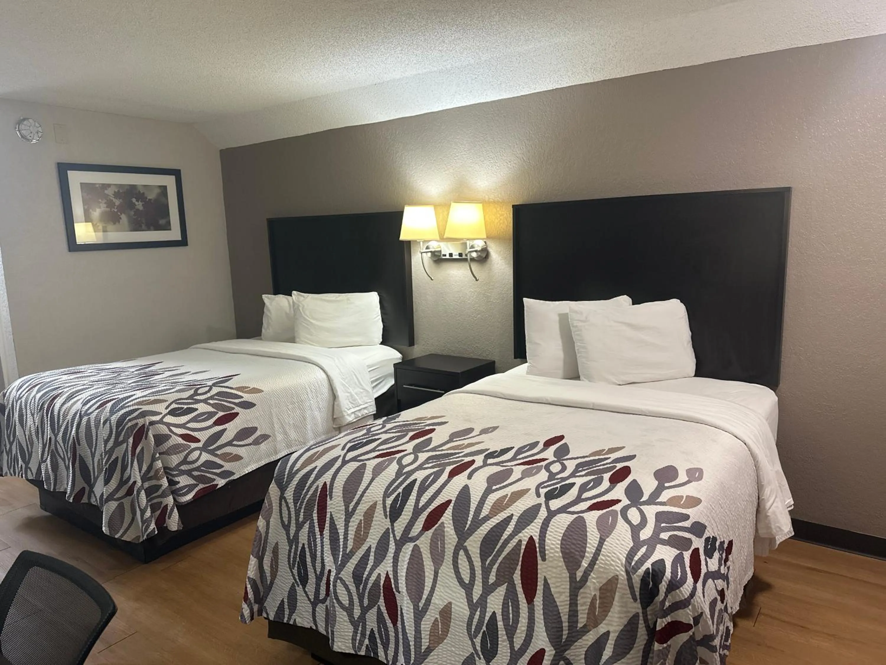 Bed in Red Roof Inn Anderson, IN