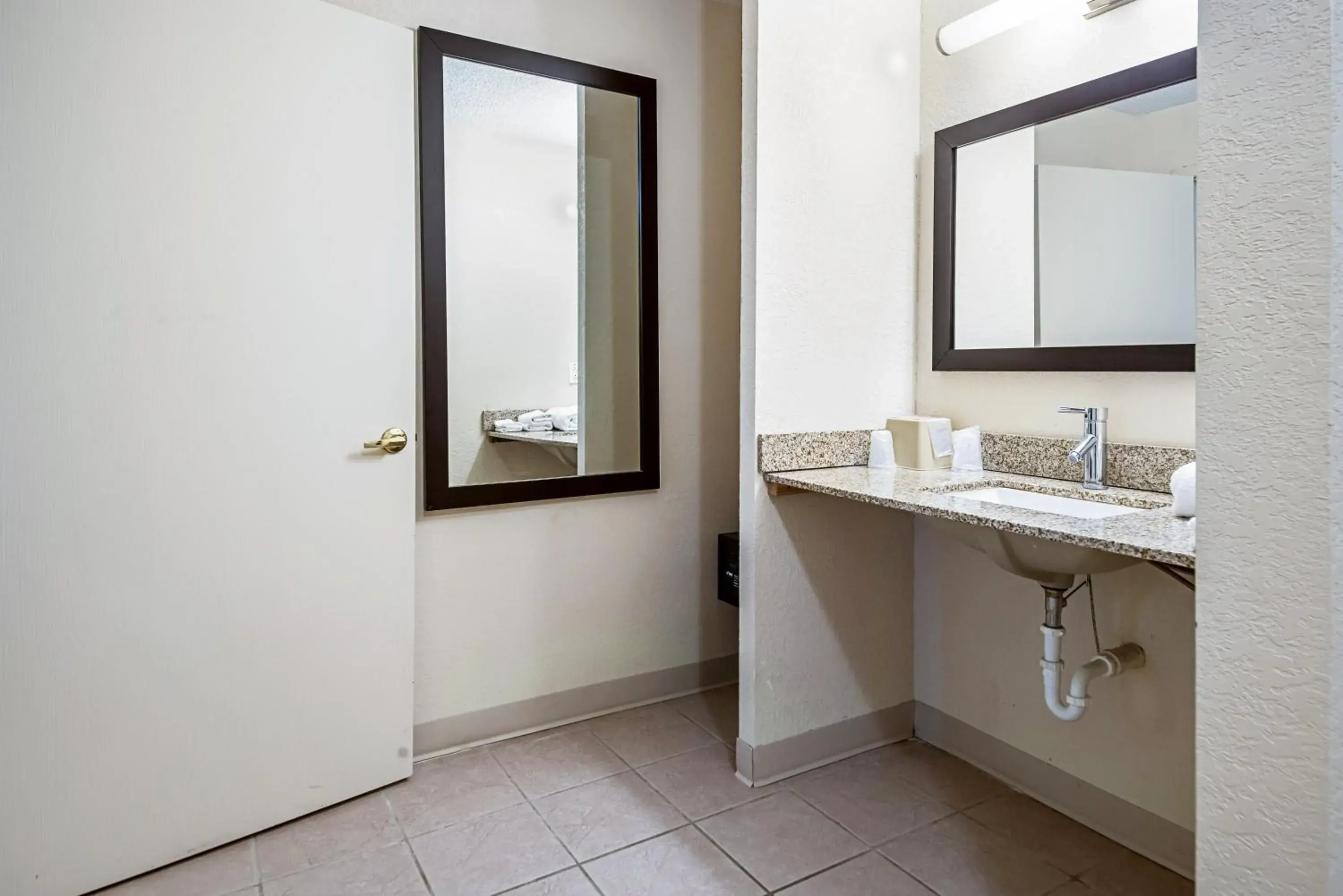 Superior King Room Disability Access Non-Smoking in Red Roof Inn Anderson, IN Superior King Room Disability Access Non-Smoking in Red Roof Inn Anderson, IN