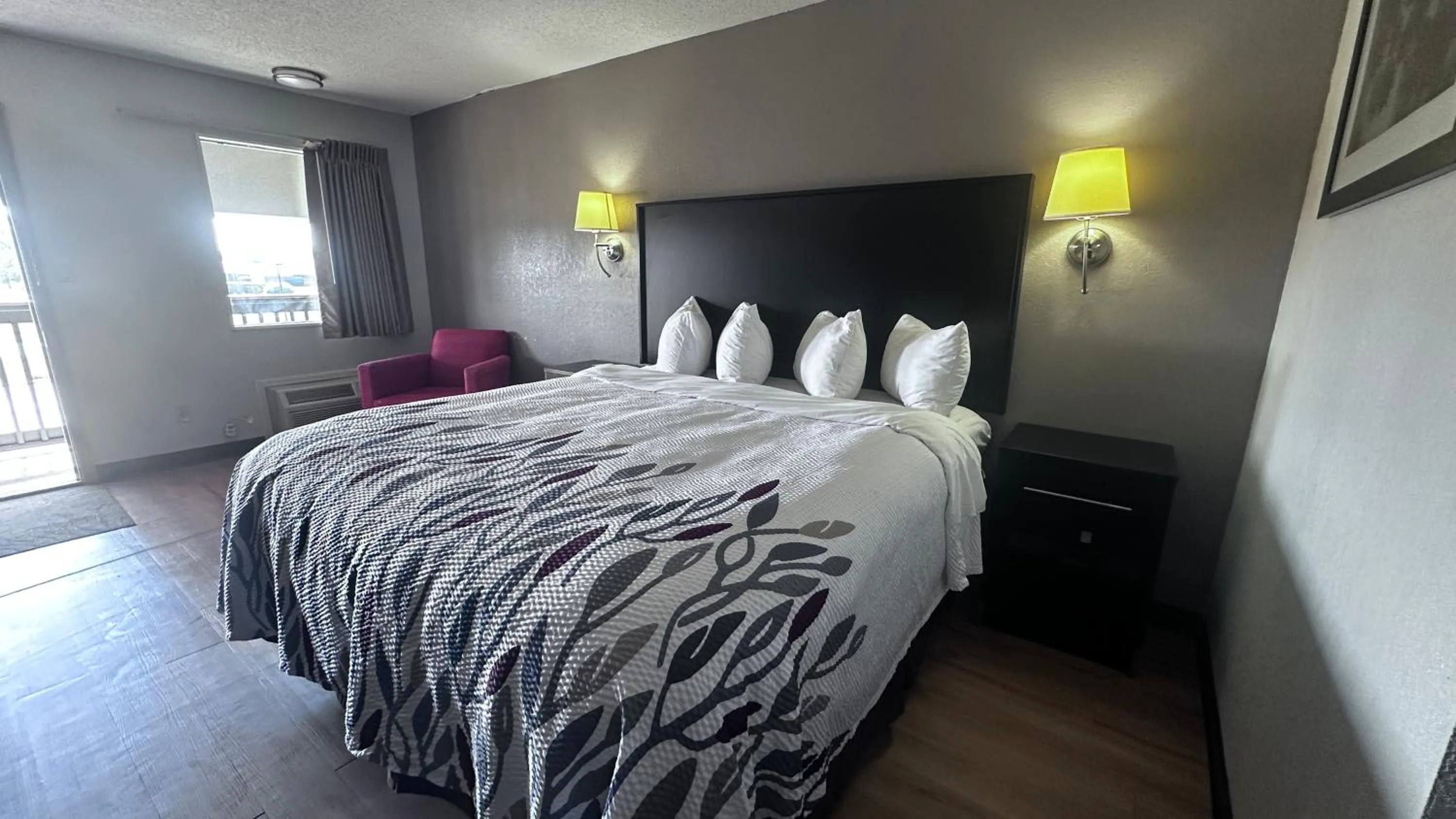 Bed in Red Roof Inn Anderson, IN