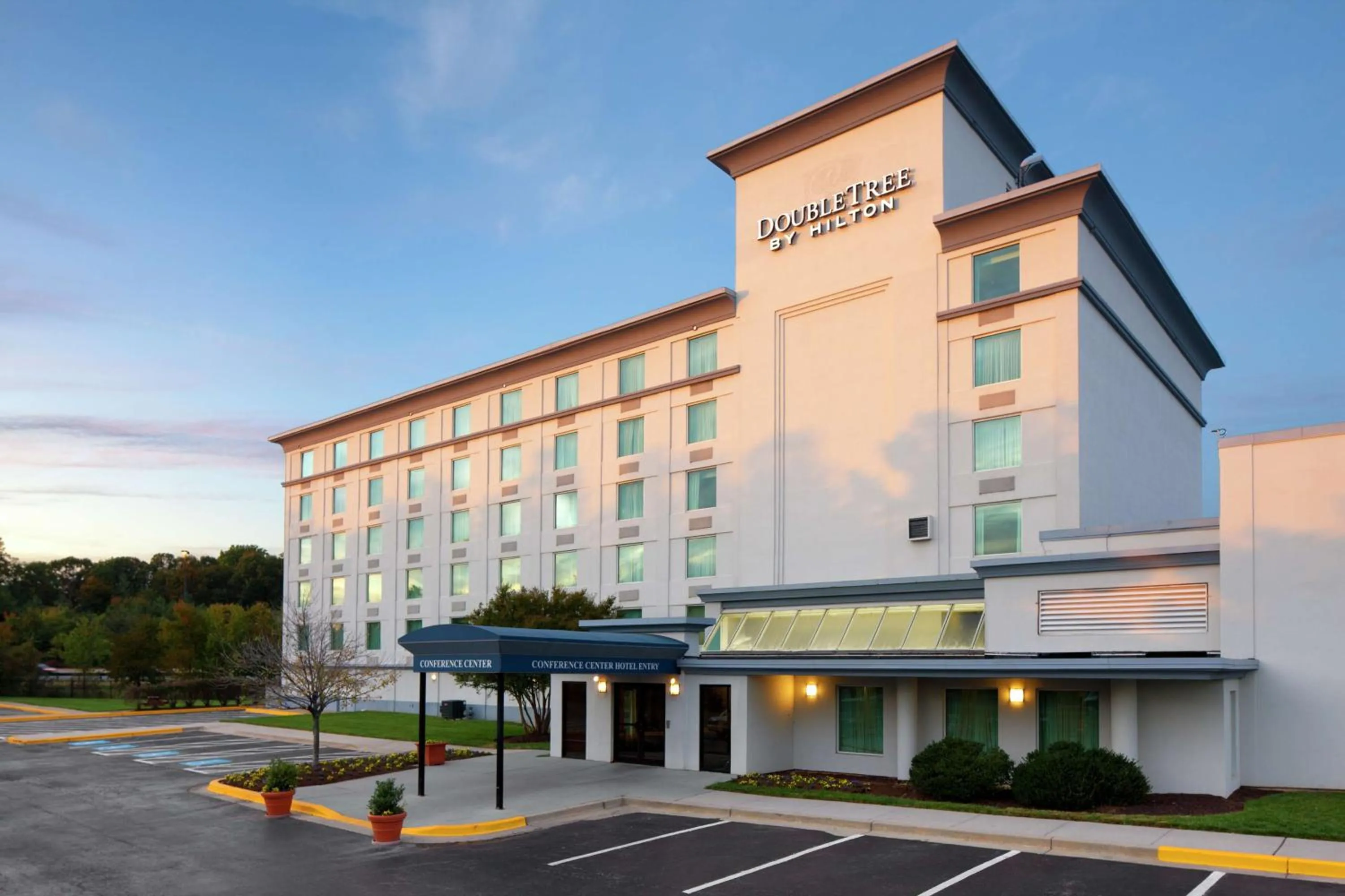 Property building in DoubleTree by Hilton Hotel Annapolis