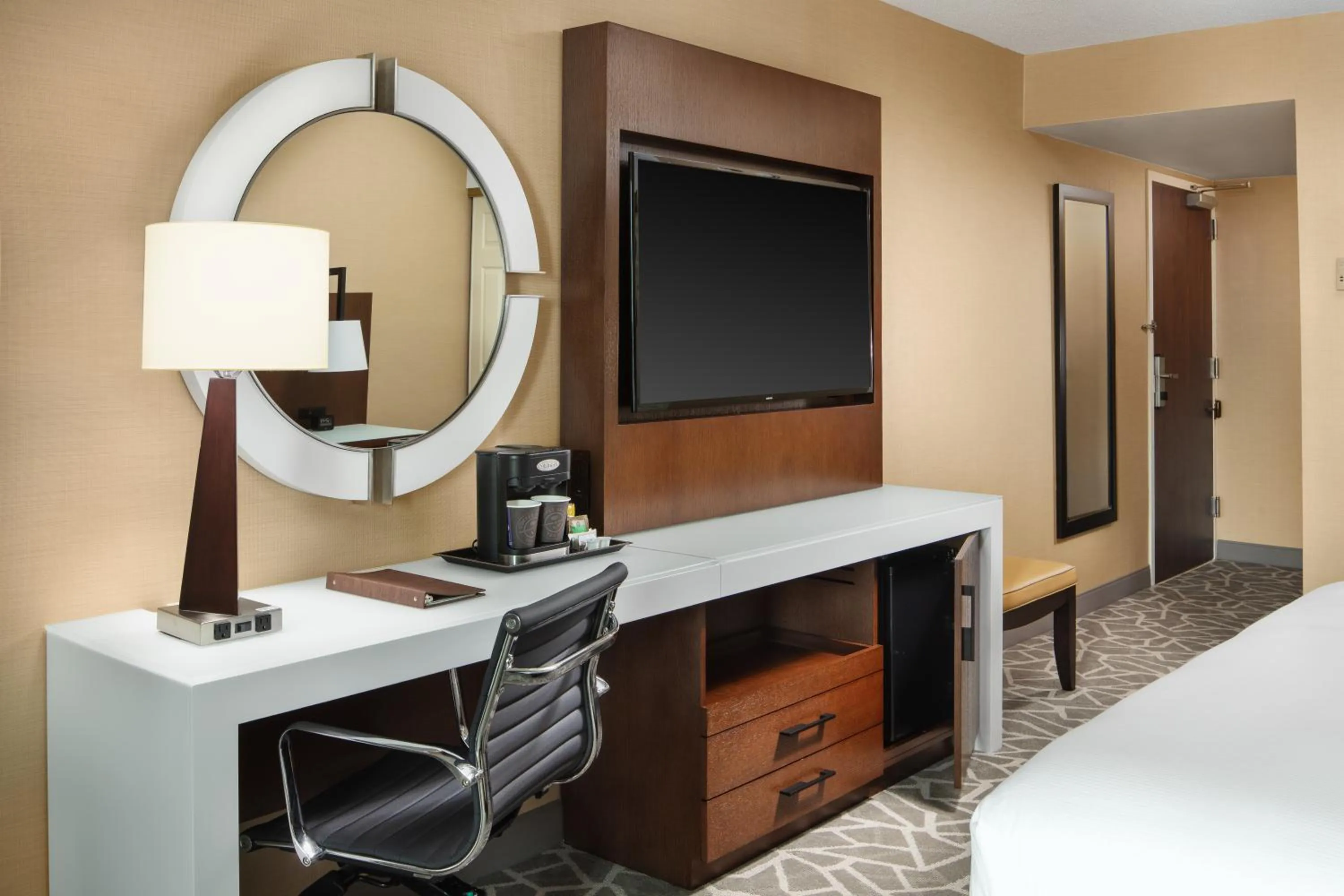 TV and multimedia, Bed in DoubleTree by Hilton Hotel Annapolis