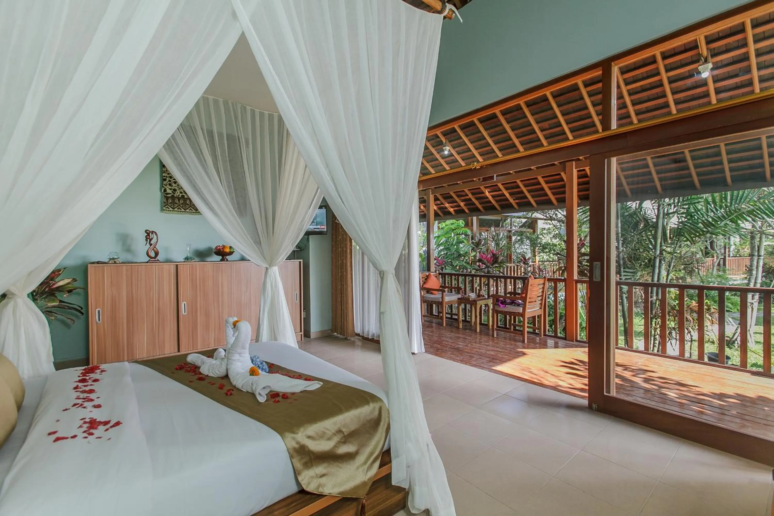 Photo of the whole room, Bed in Villa D'Carik Bali