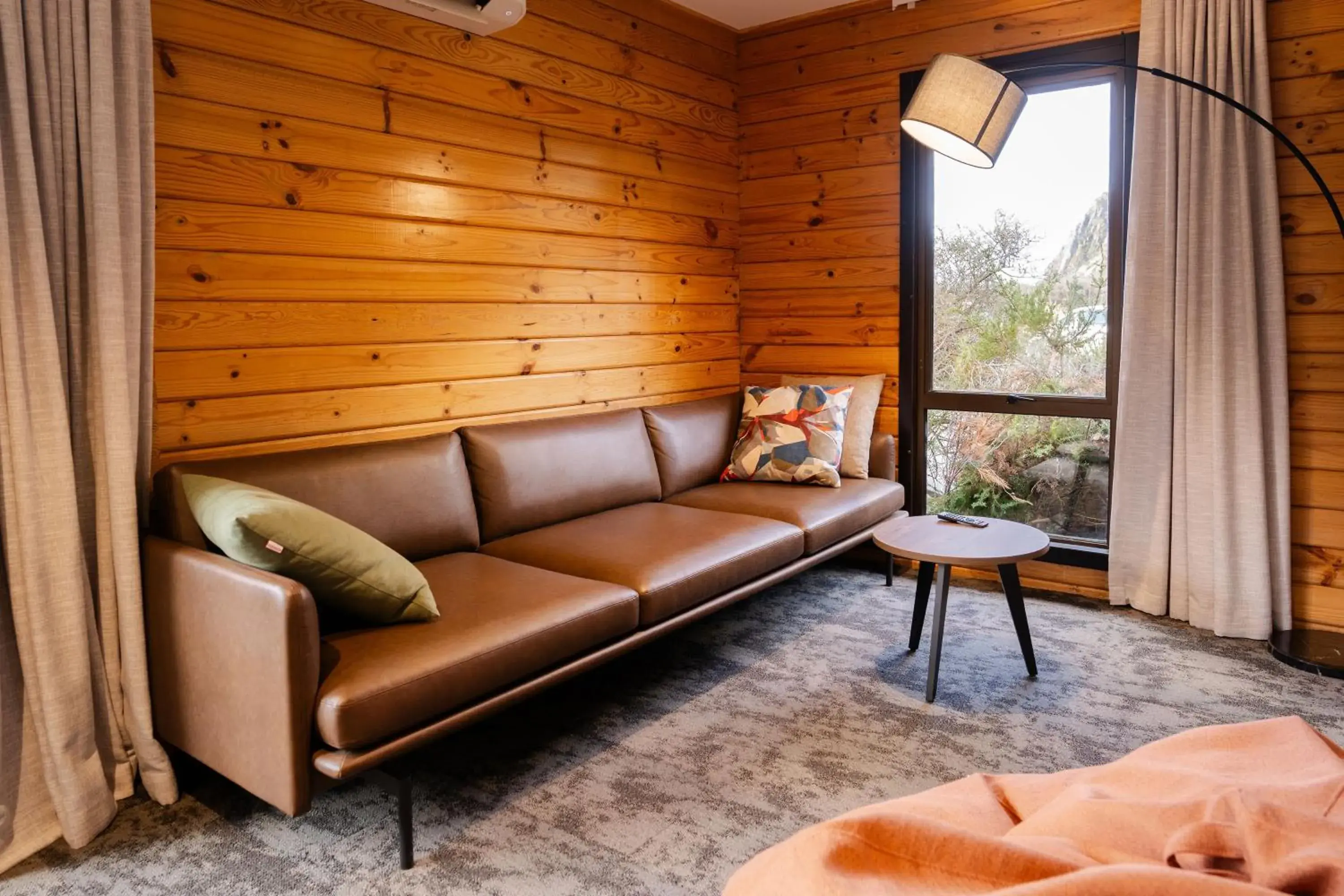 Living room in Haka House Hostel Aoraki Mt Cook Living room in Haka House Hostel Aoraki Mt Cook