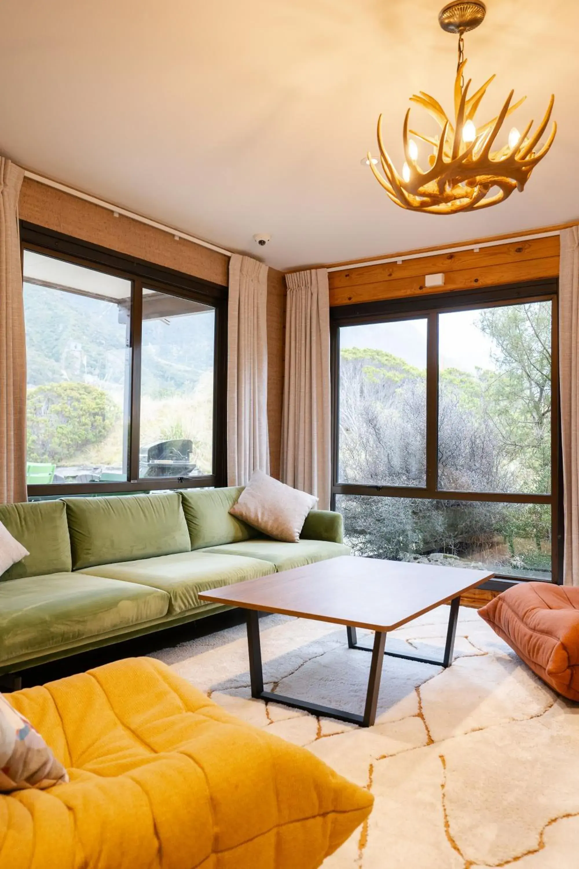 Living room in Haka House Hostel Aoraki Mt Cook Living room in Haka House Hostel Aoraki Mt Cook