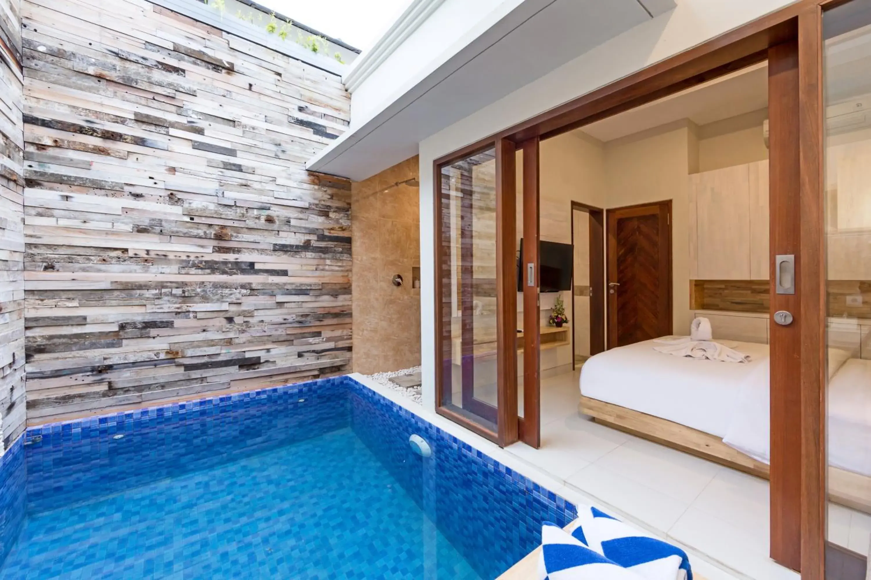 Pool view, Bed in Paisa Seminyak Living Pool view, Bed in Paisa Seminyak Living