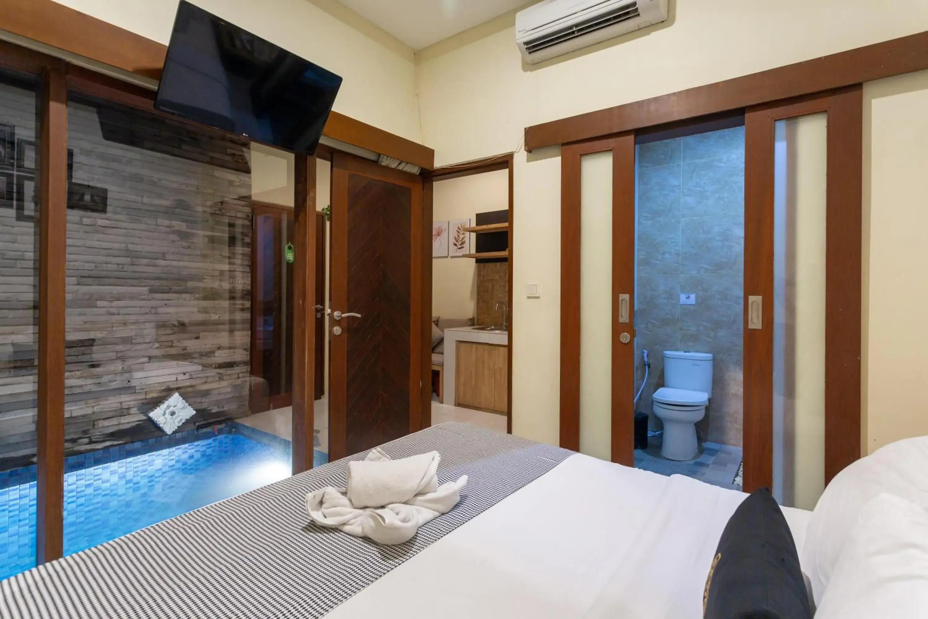 Pool view, Bed in Paisa Seminyak Living Pool view, Bed in Paisa Seminyak Living