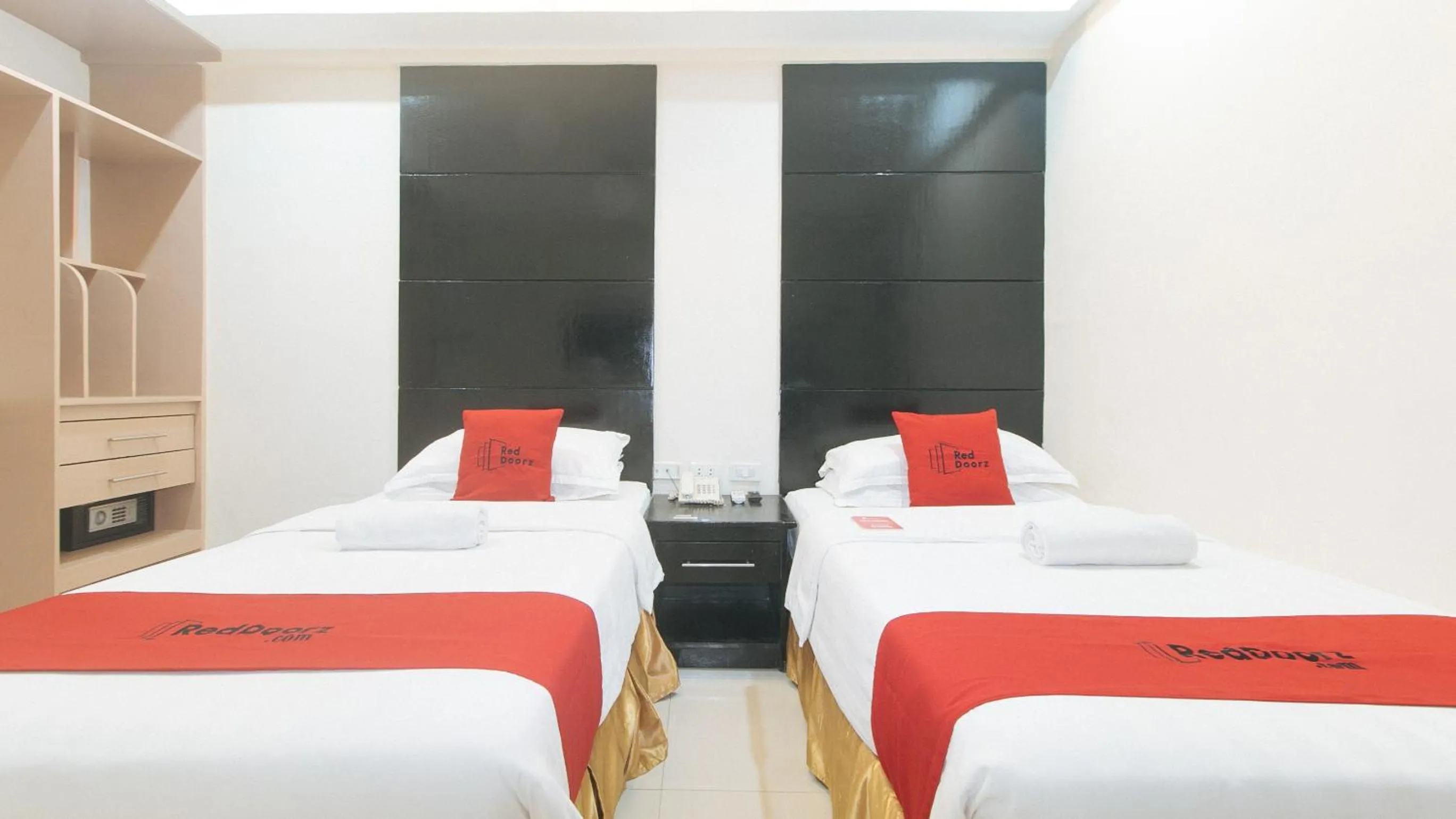 Twin Room in RedDoorz at Grand Apartelle Hernan Cortes Cebu