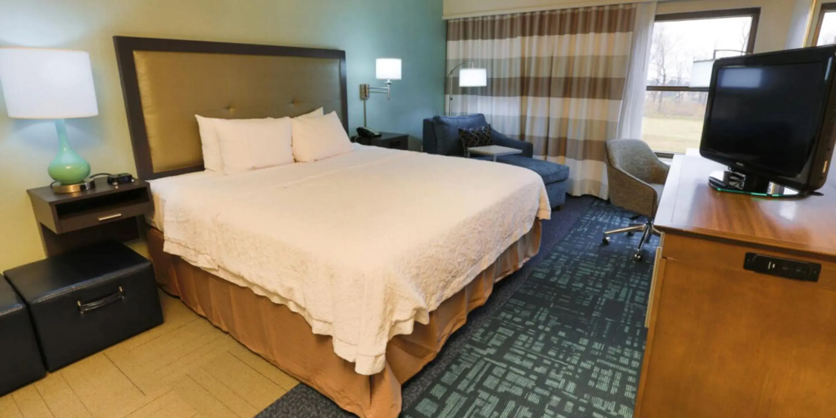 Property building, Bed in Hampton Inn & Suites Nashville-Airport Property building, Bed in Hampton Inn & Suites Nashville-Airport