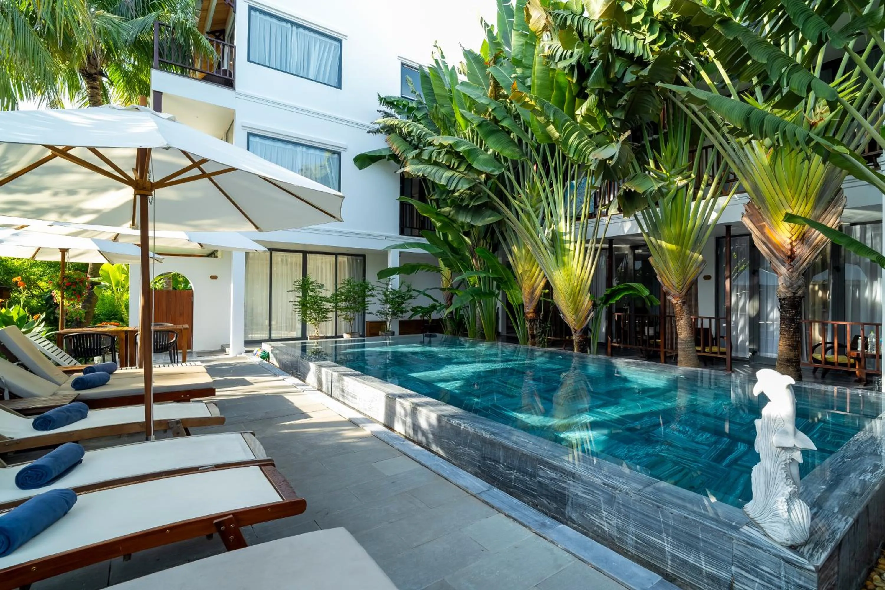 Swimming pool in Shoreline Stay