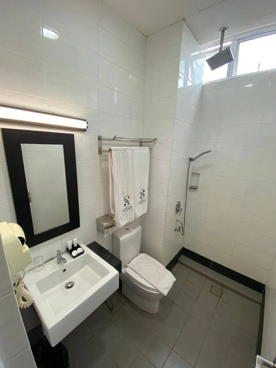 Bathroom in Serapi Hotel