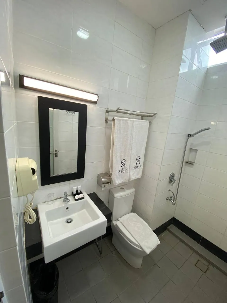 Bathroom in Serapi Hotel