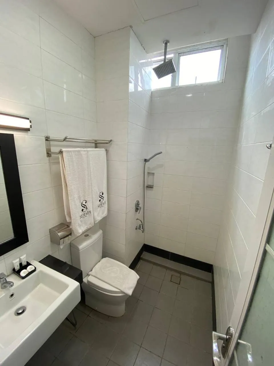 Bathroom in Serapi Hotel