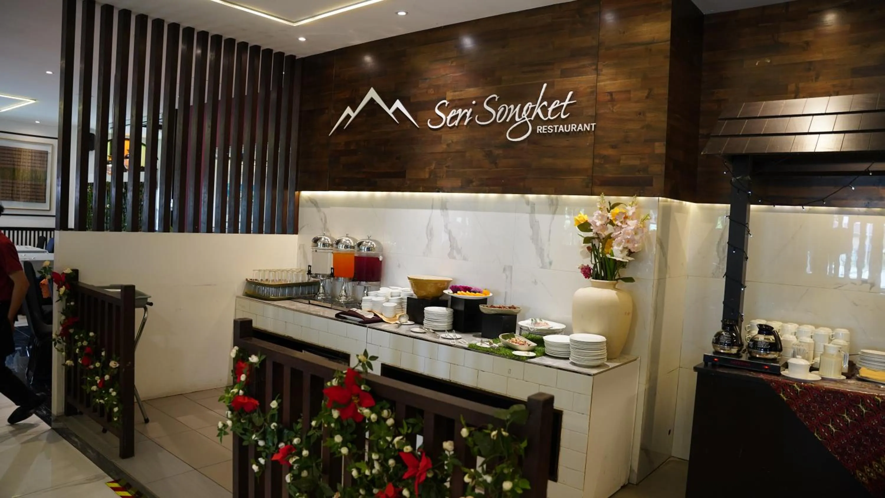 Restaurant/places to eat in Serapi Hotel