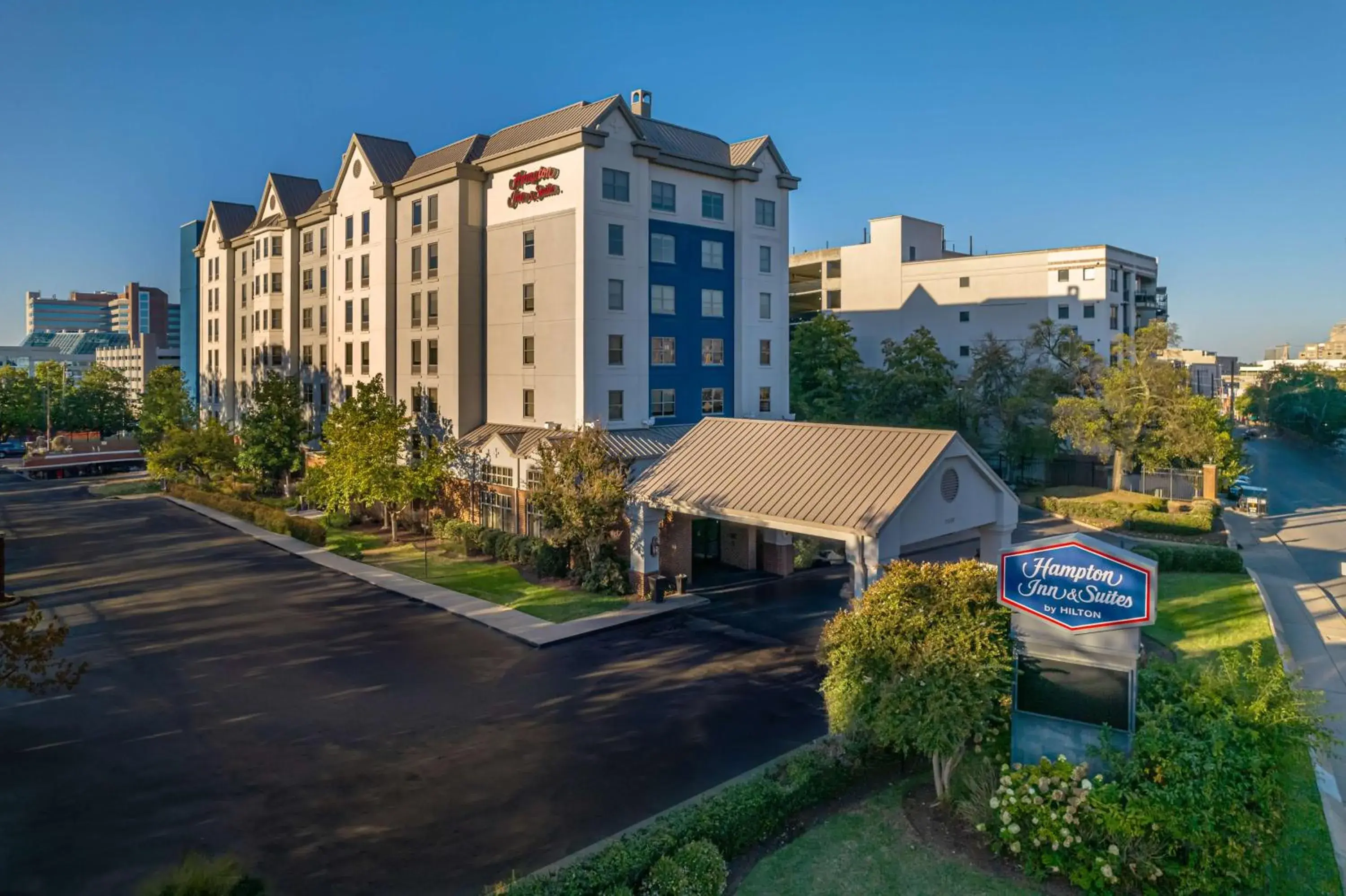 Property building in Hampton Inn & Suites Nashville-Vanderbilt-Elliston Place Property building in Hampton Inn & Suites Nashville-Vanderbilt-Elliston Place
