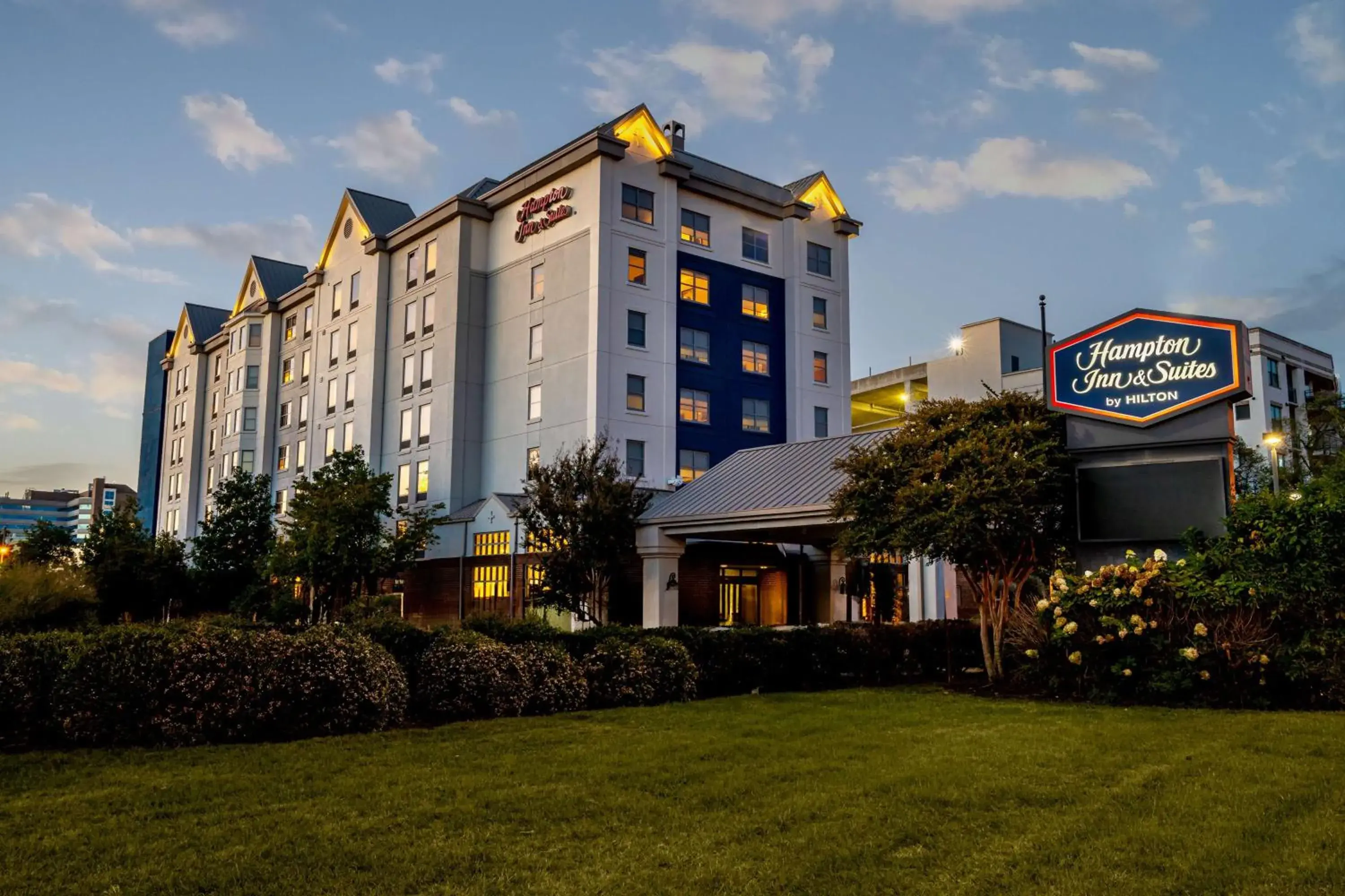 Property building in Hampton Inn & Suites Nashville-Vanderbilt-Elliston Place Property building in Hampton Inn & Suites Nashville-Vanderbilt-Elliston Place