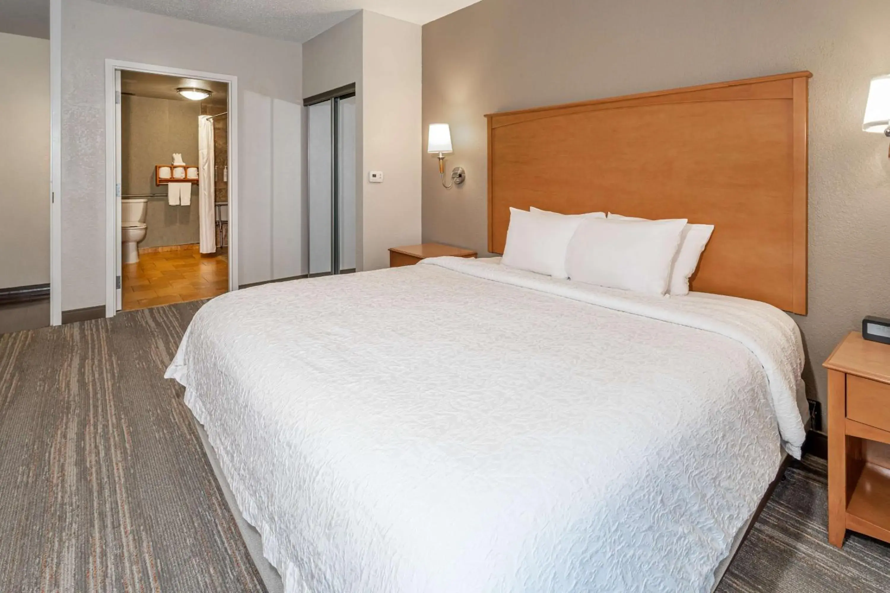 Bed in Hampton Inn & Suites Nashville-Vanderbilt-Elliston Place Bed in Hampton Inn & Suites Nashville-Vanderbilt-Elliston Place