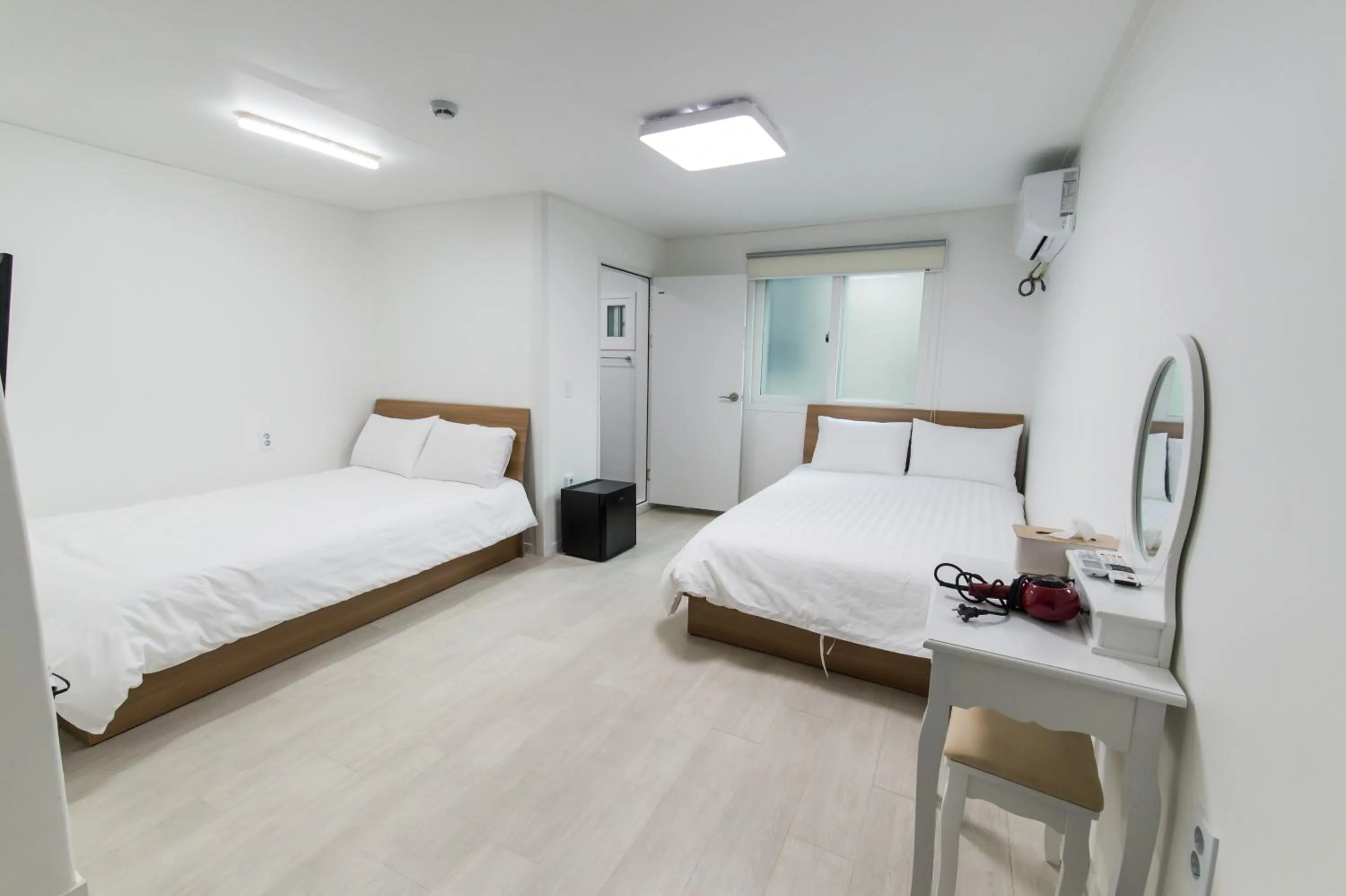 Bedroom, Bed in Kpop Haus