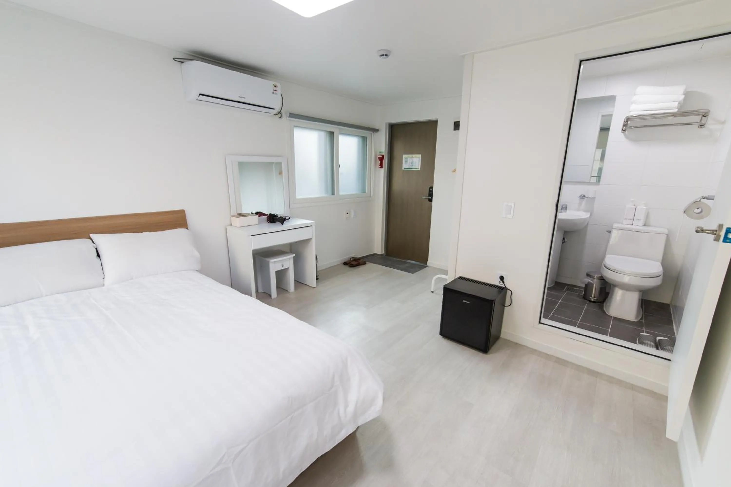 Bedroom, Bed in Kpop Haus