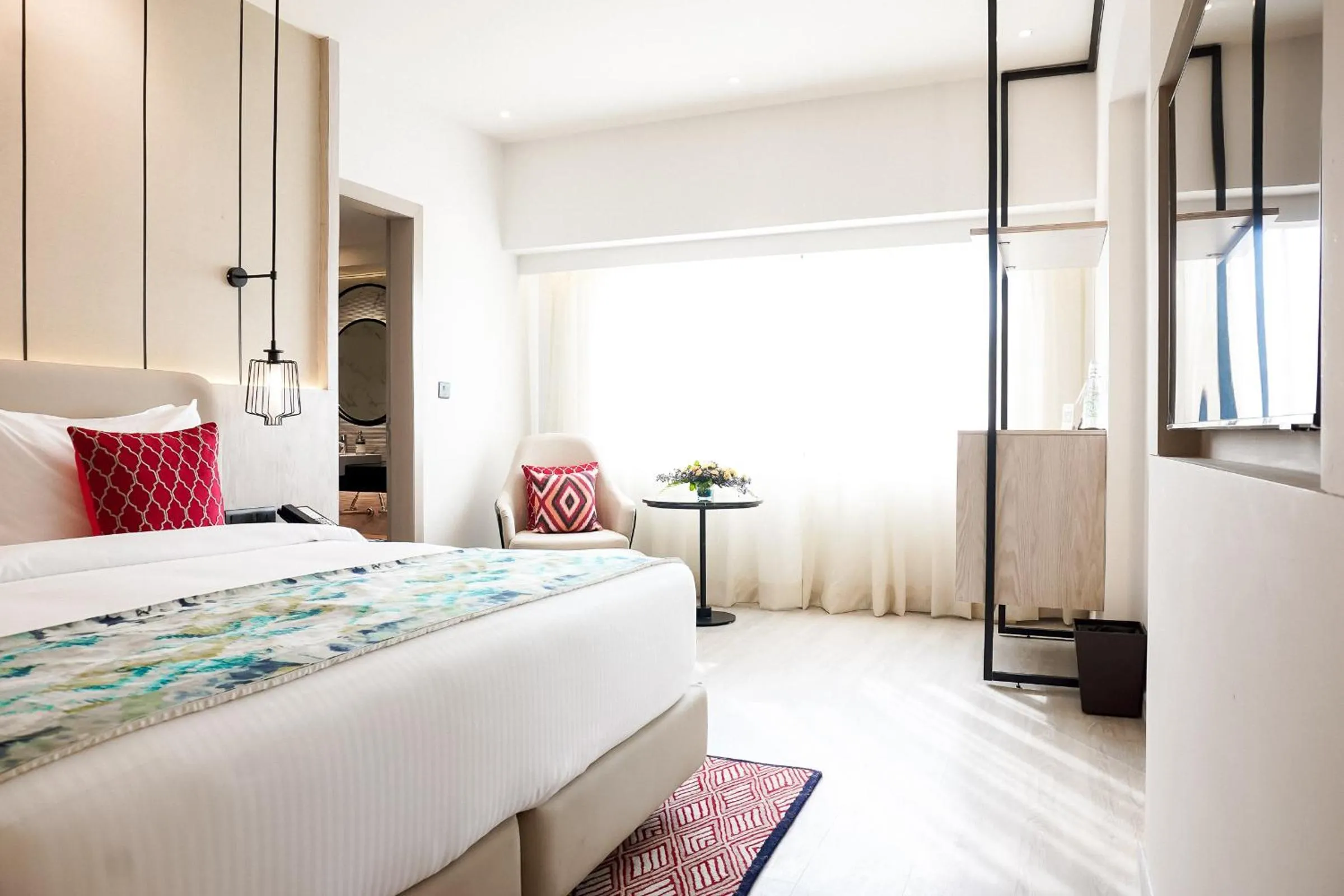 Photo of the whole room, Bed in Golden Tulip Lucknow