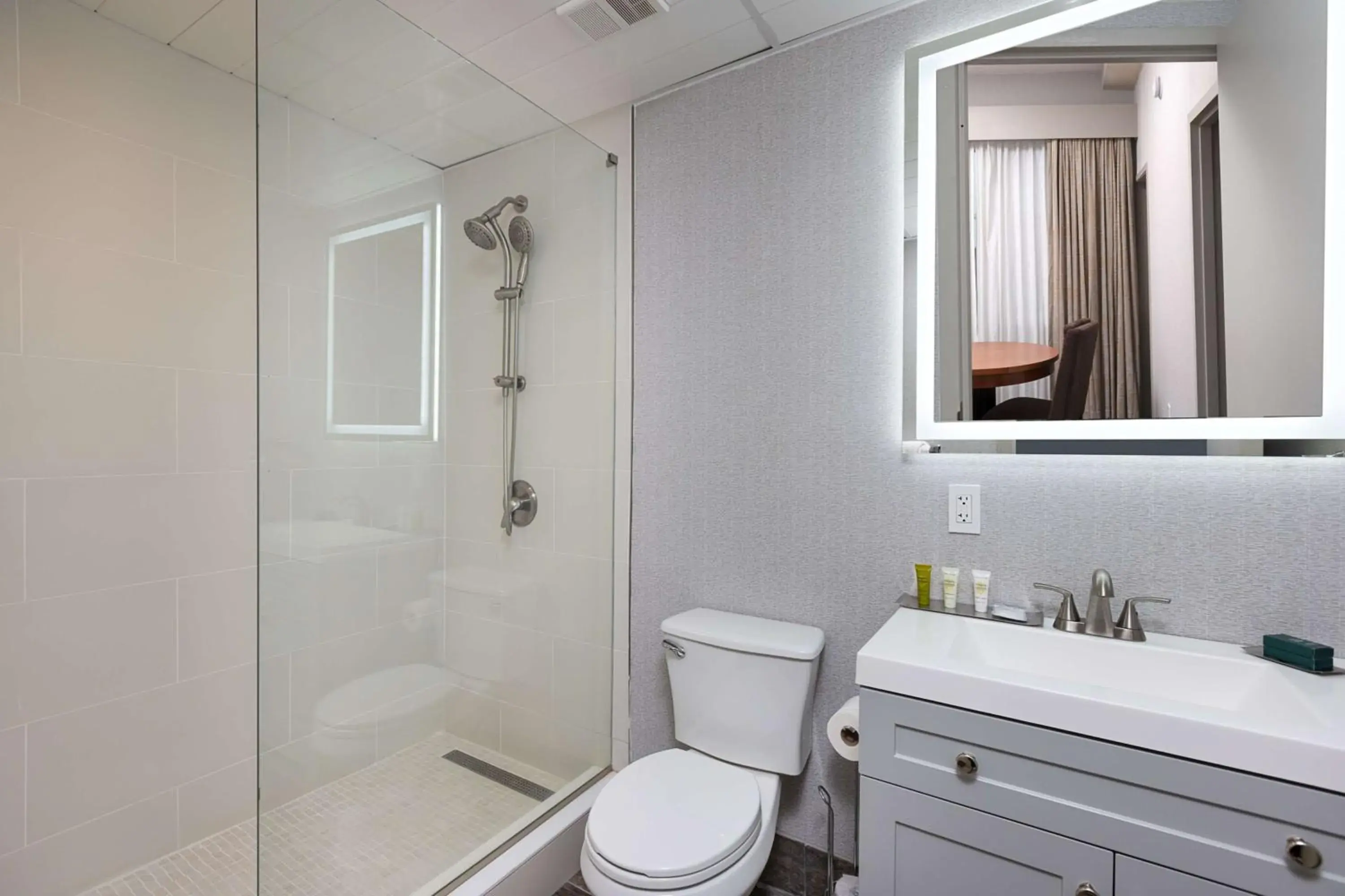 Queen Suite with Whirlpool - Non-Smoking in Inn at the Colonnade Baltimore - A DoubleTree by Hilton Hotel Queen Suite with Whirlpool - Non-Smoking in Inn at the Colonnade Baltimore - A DoubleTree by Hilton Hotel