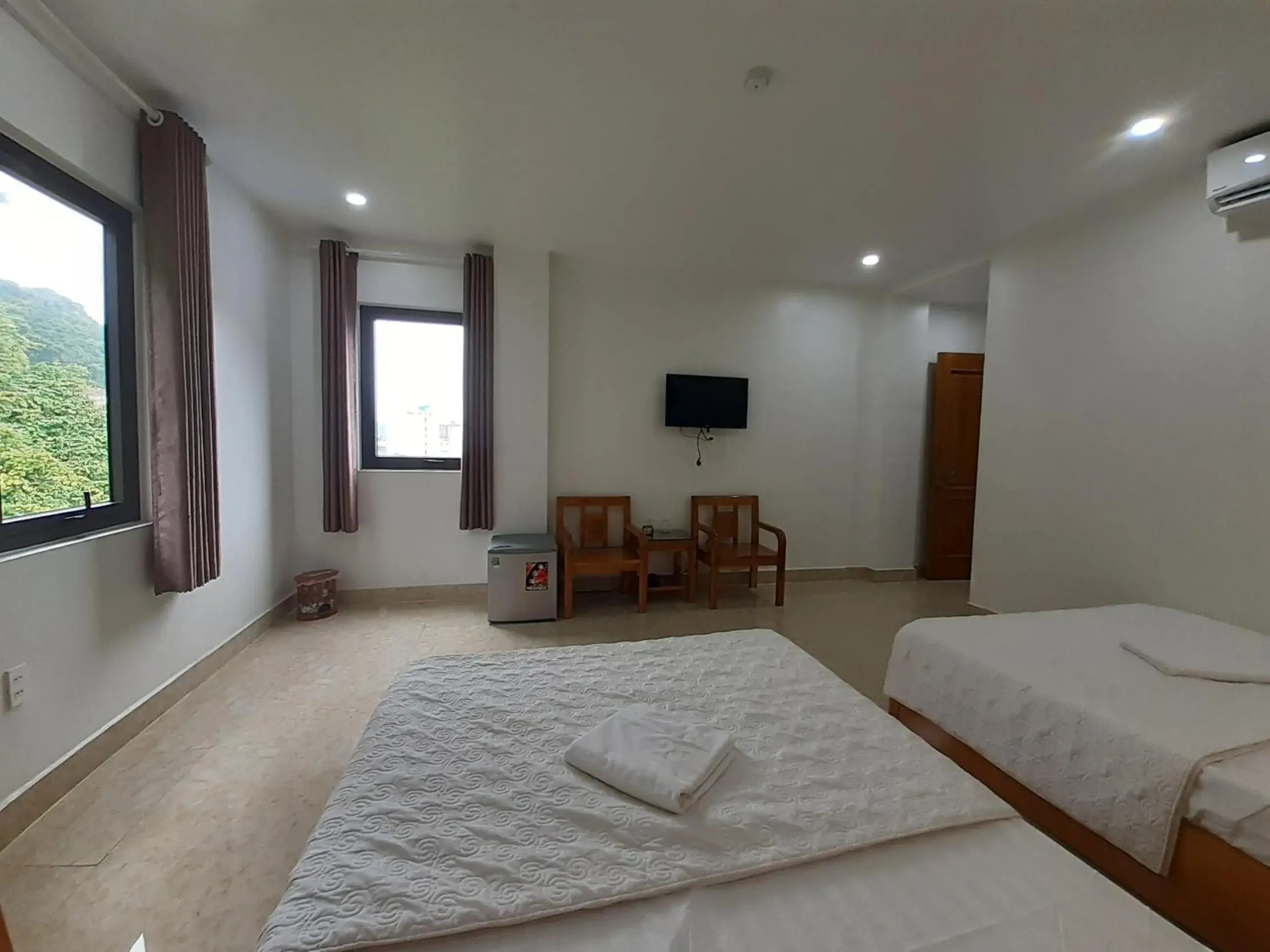 Quadruple Room with Private Bathroom - single occupancy in CatBa Sky View Hotel Quadruple Room with Private Bathroom - single occupancy in CatBa Sky View Hotel